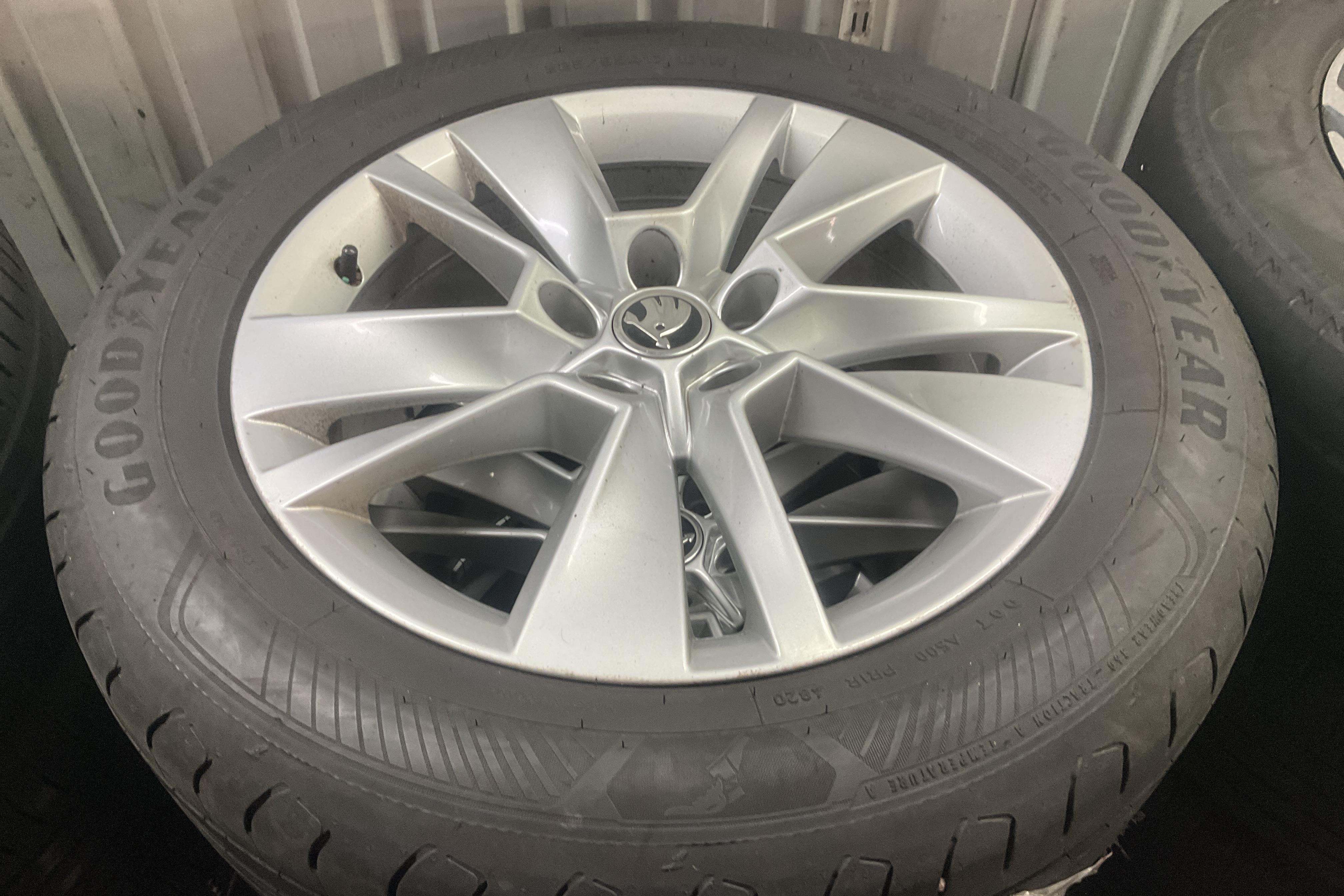 Skoda Karoq 2.0 TDI 4X4 (150hk) - 135 220 km - Manualna - biały - 2019