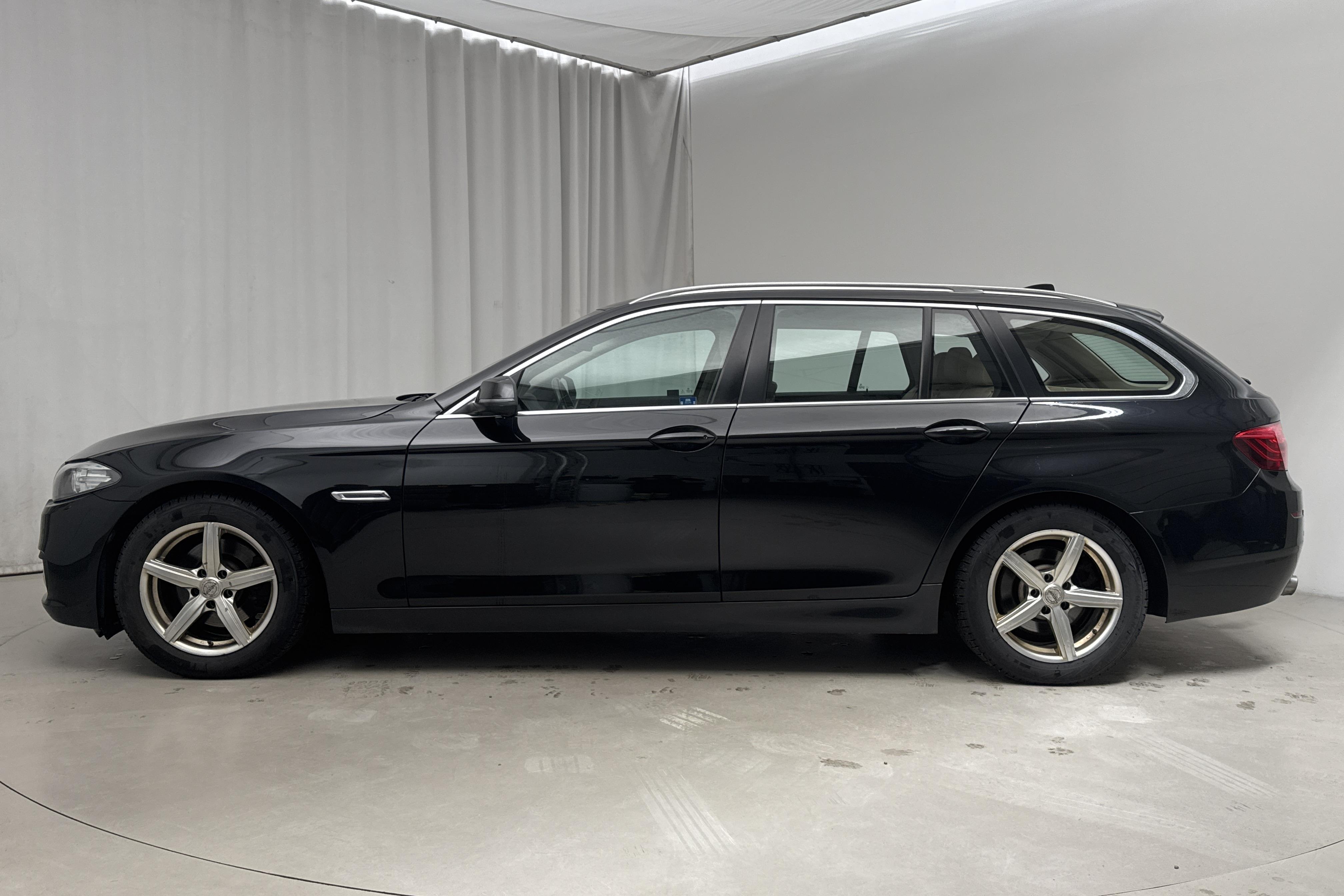 BMW 520d Touring, F11 (184hk) - 166 070 km - Automatic - black - 2014