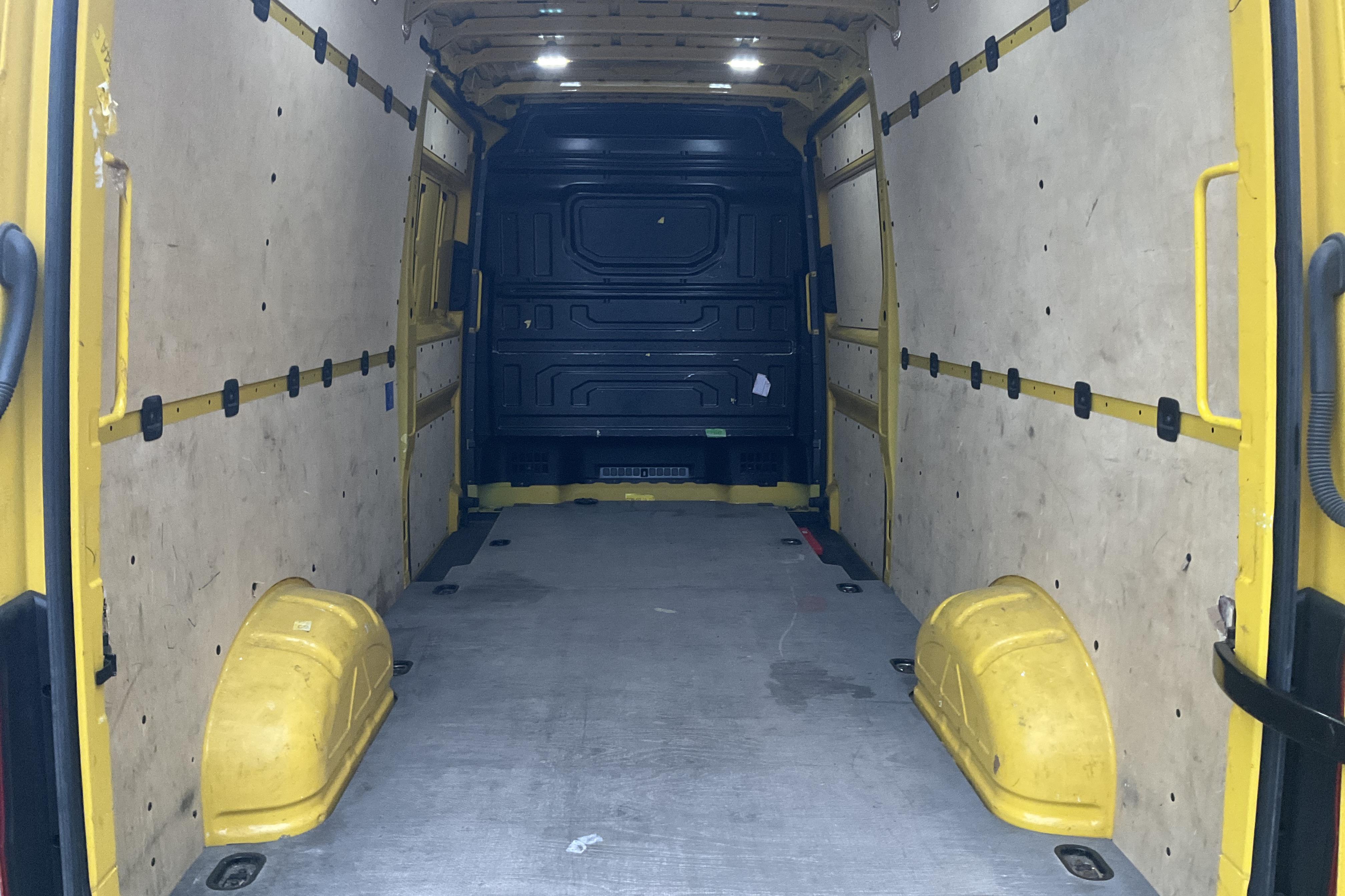 VW Crafter 35 2.0 TDI Skåp (140hk) - 16 094 mil - Automat - gul - 2019