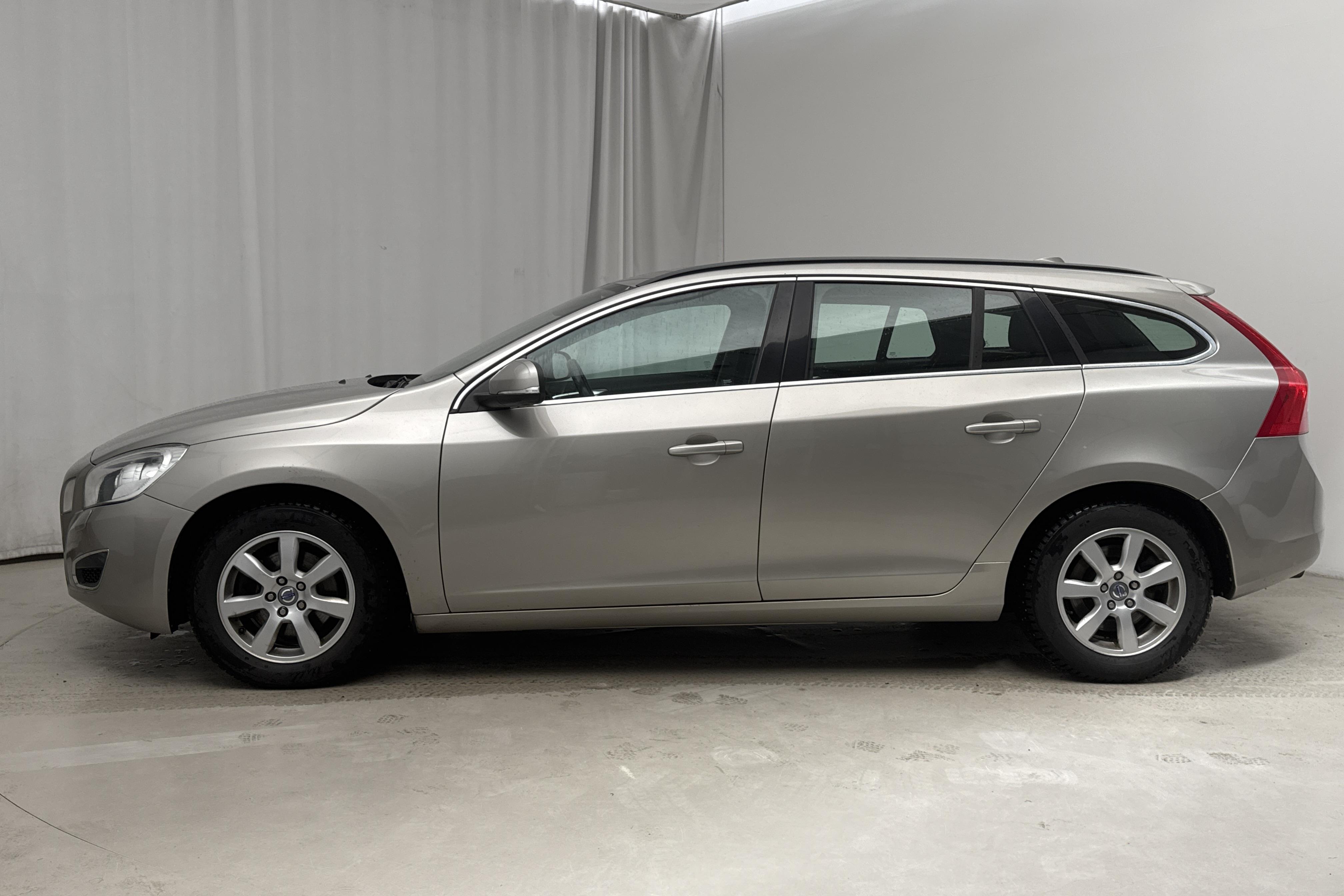 Volvo V60 D2 (115hk) - 120 140 km - Manual - Light Brown - 2013