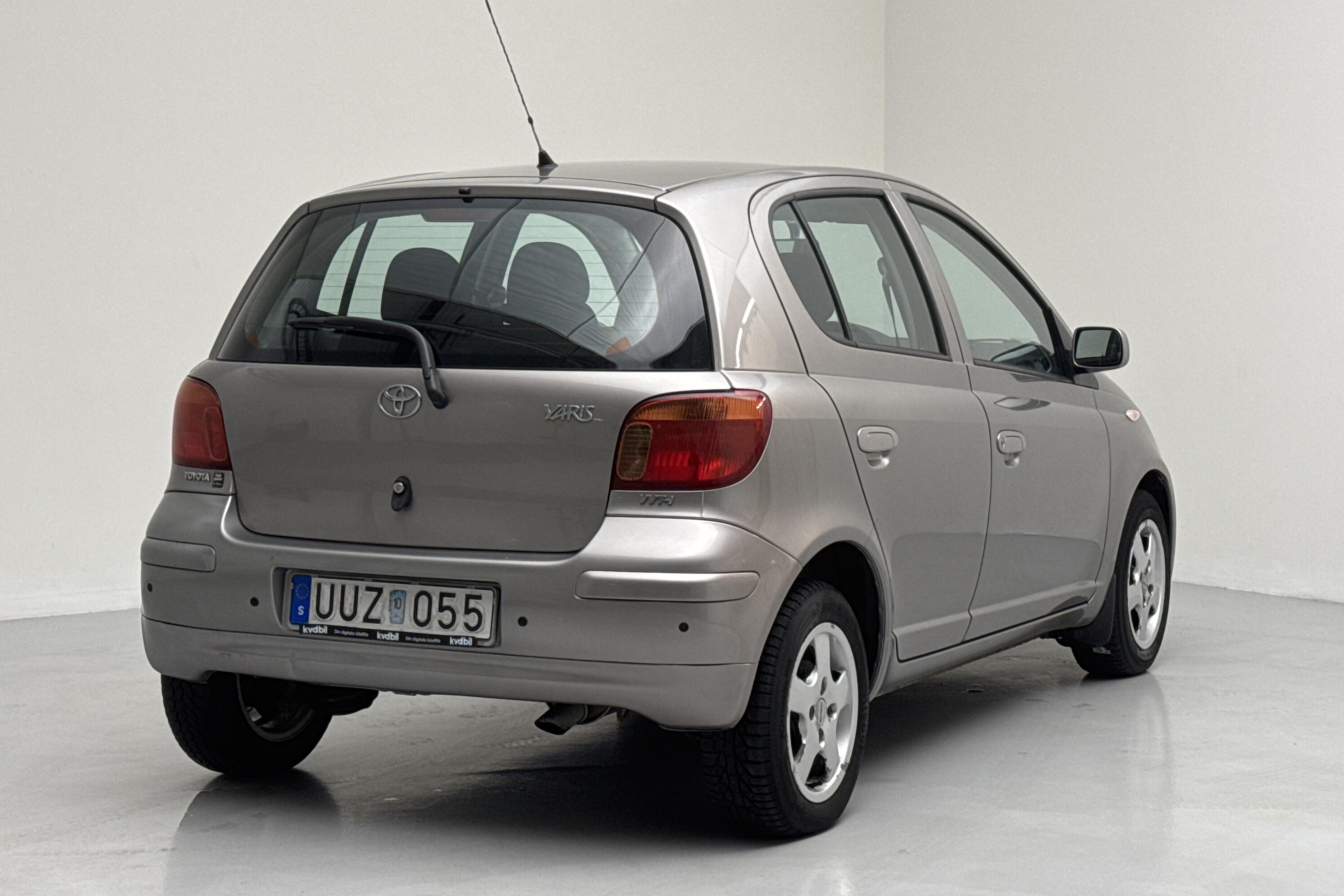 Toyota Yaris 1.3 5dr (86hk) - 8 008 mil - Manuell - grå - 2004