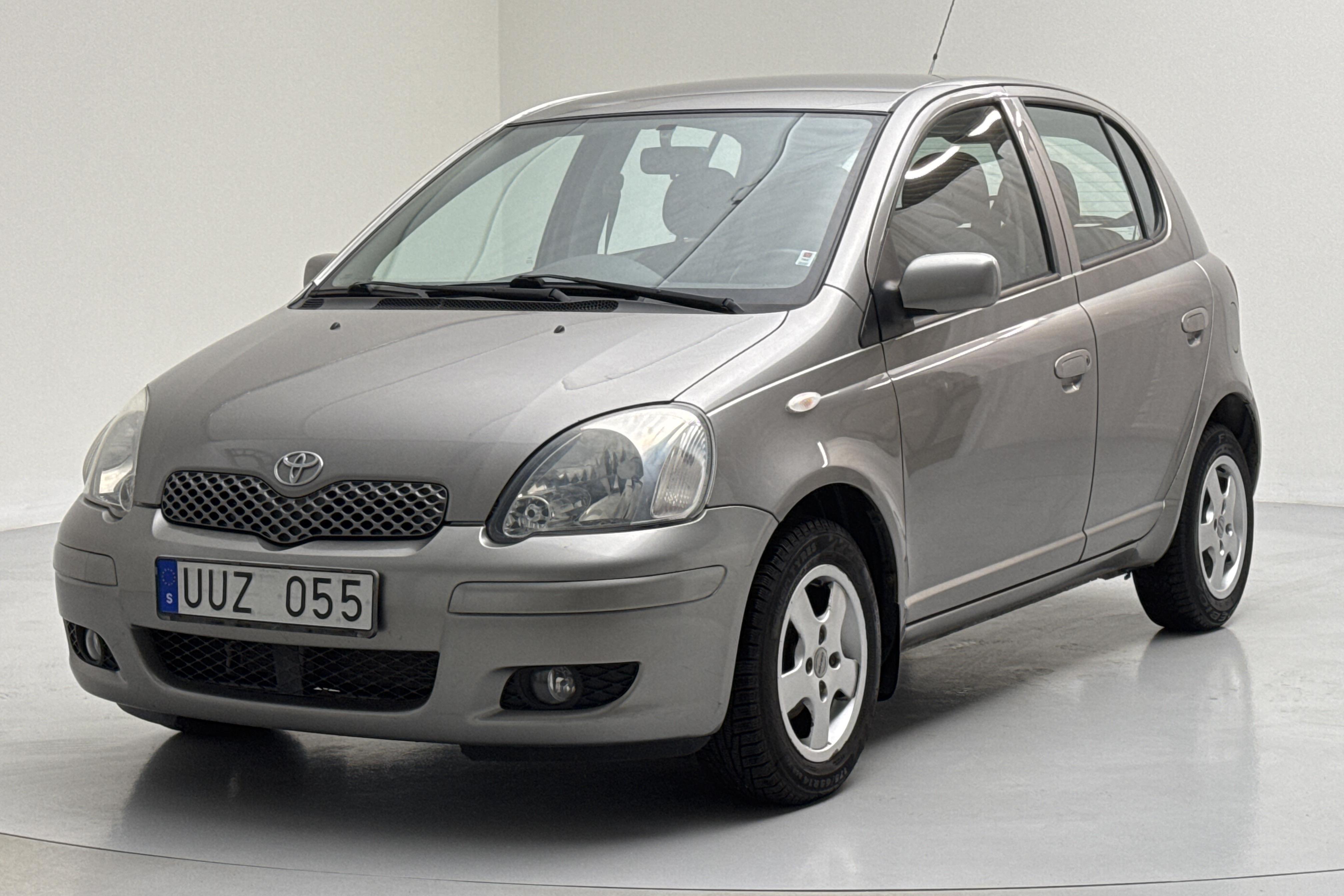 Toyota Yaris 1.3 5dr (86hk) - 8 008 mil - Manuell - grå - 2004