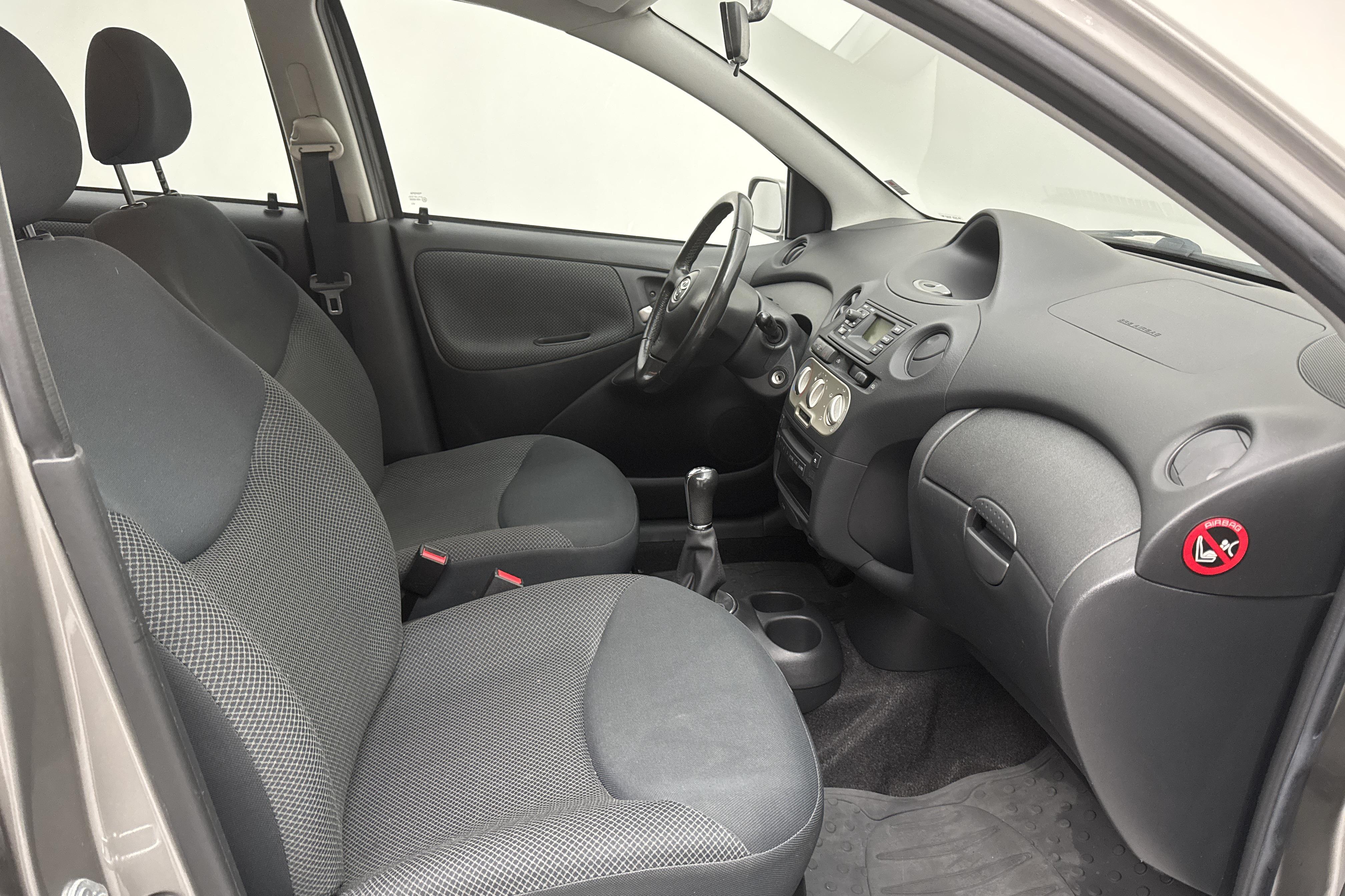 Toyota Yaris 1.3 5dr (86hk) - 8 008 mil - Manuell - grå - 2004