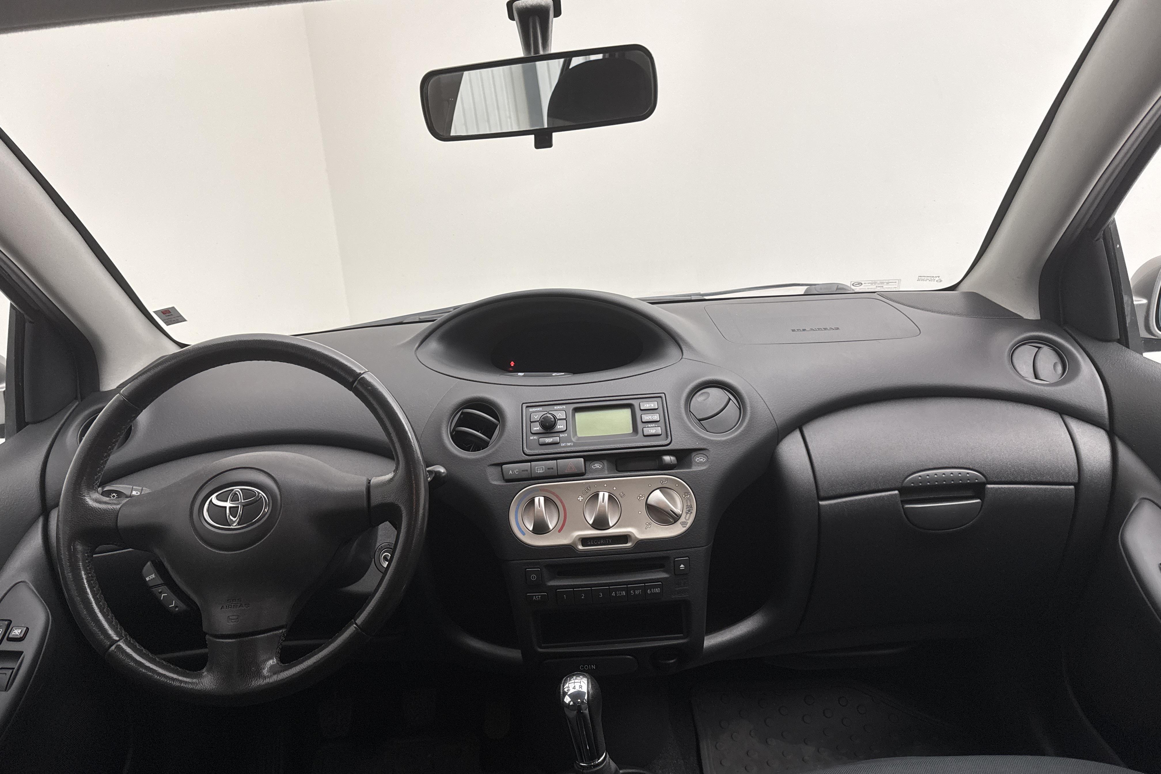 Toyota Yaris 1.3 5dr (86hk) - 8 008 mil - Manuell - grå - 2004