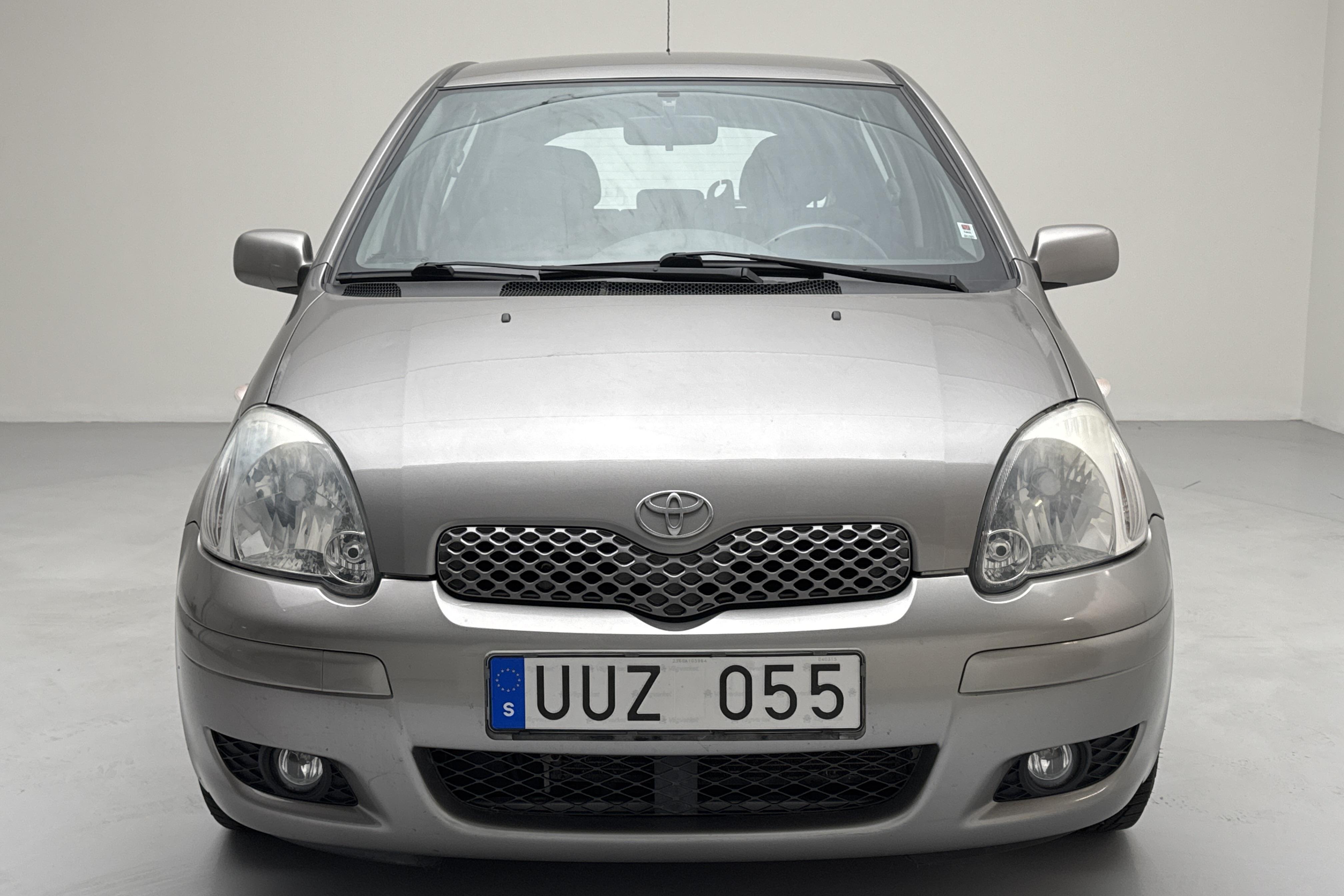 Toyota Yaris 1.3 5dr (86hk) - 8 008 mil - Manuell - grå - 2004