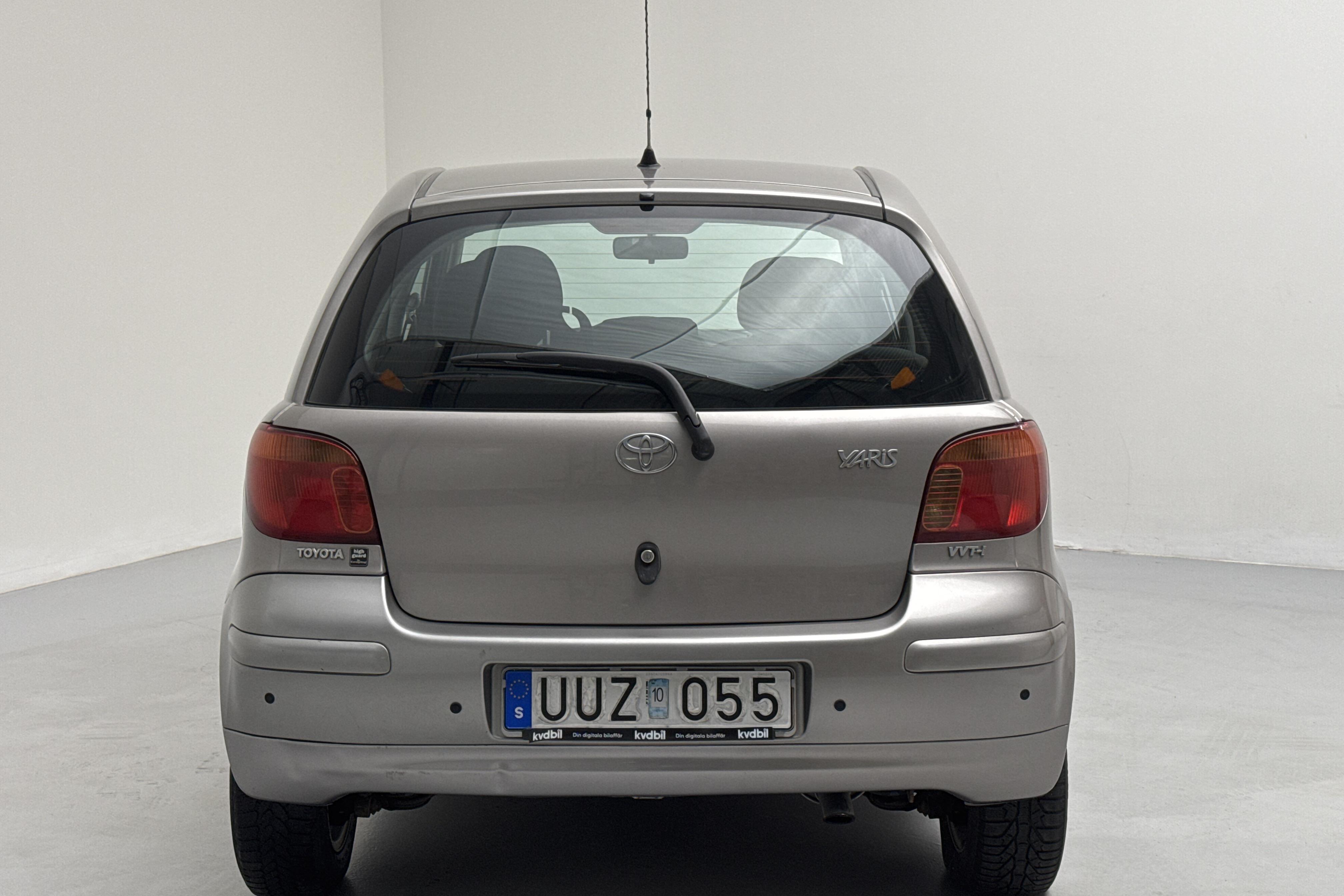 Toyota Yaris 1.3 5dr (86hk) - 8 008 mil - Manuell - grå - 2004