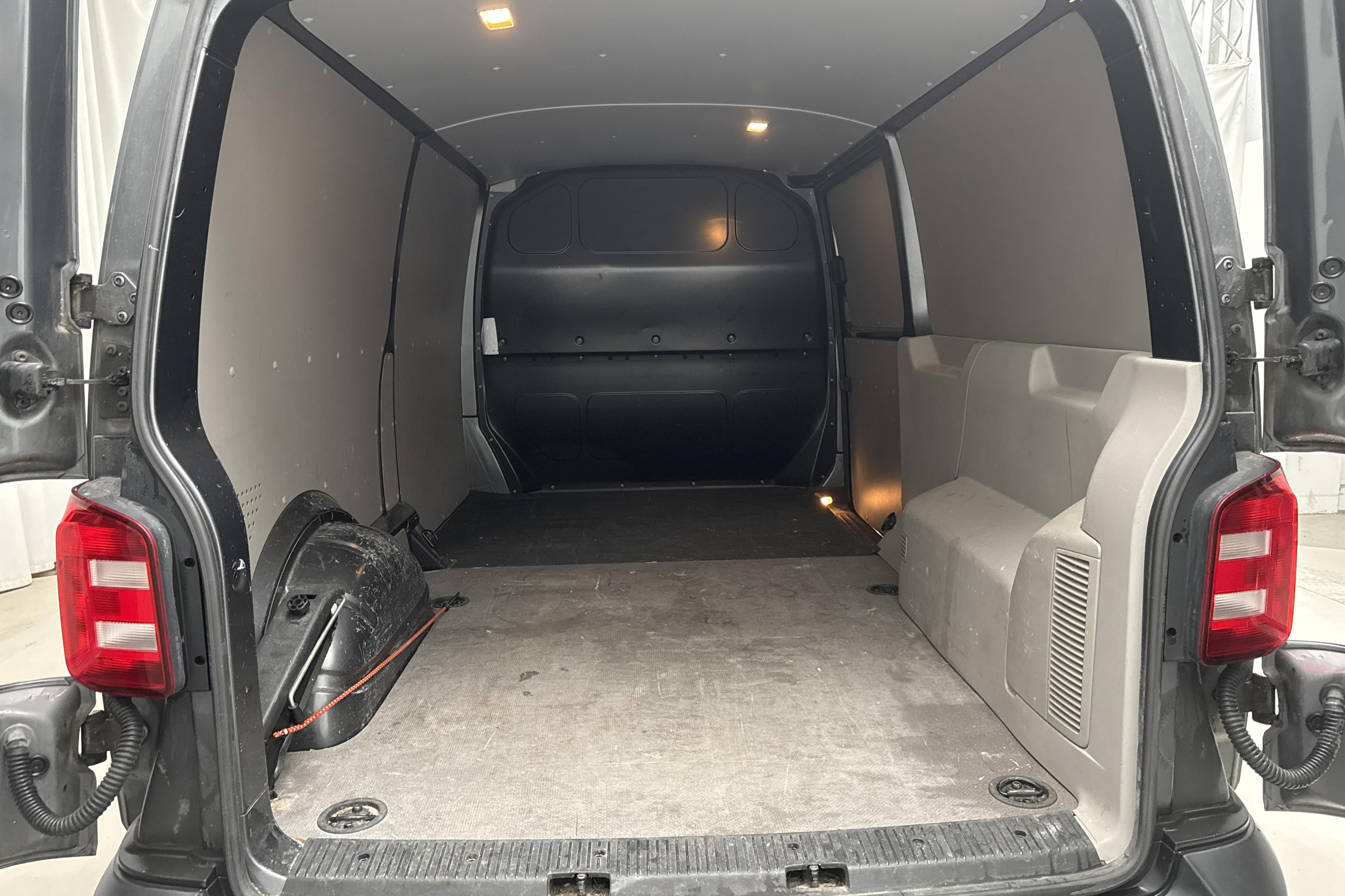 VW Transporter T6 2.0 TDI BMT Skåp 4MOTION (150hk) - 11 920 mil - Automat - grå - 2017