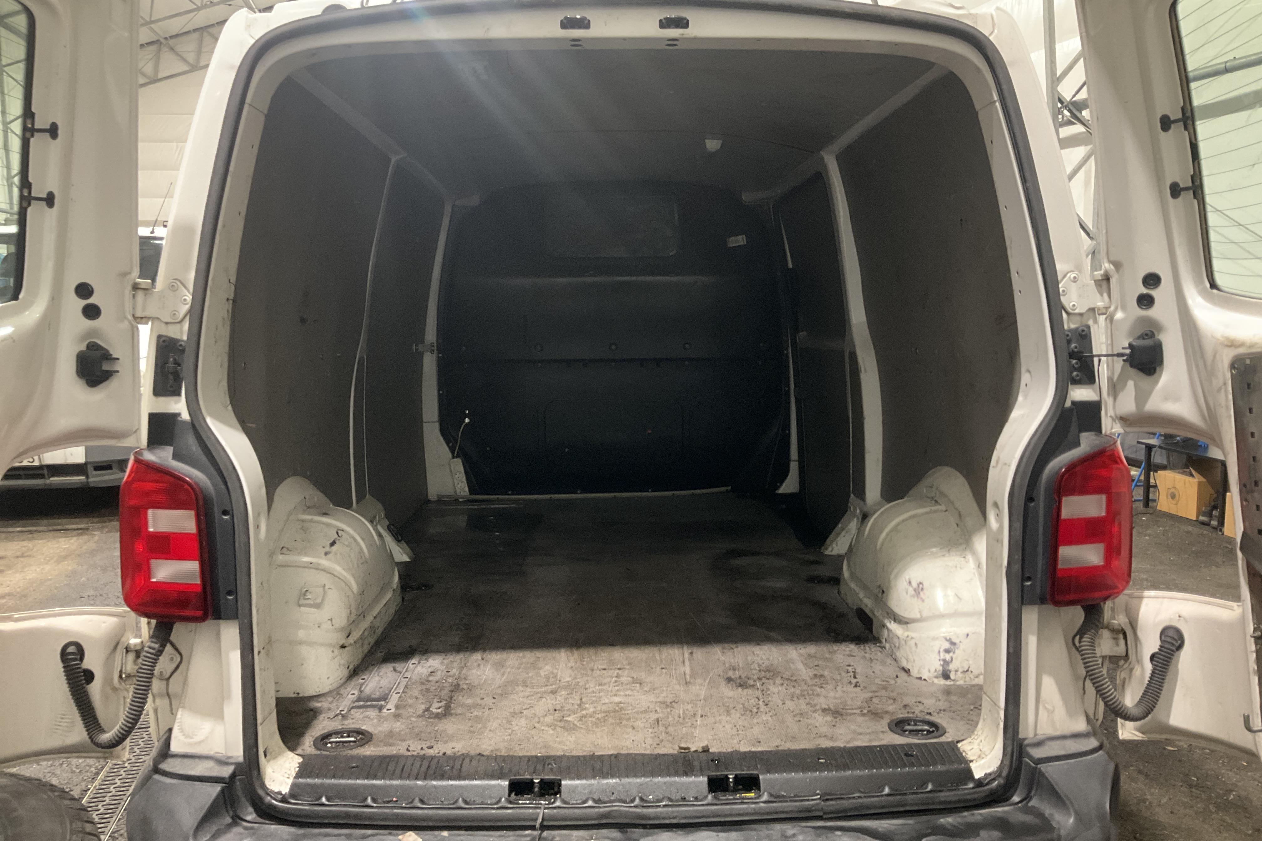 VW Transporter T6 2.0 TDI BMT Skåp (140hk) - 227 380 km - Automaatne - valge - 2016