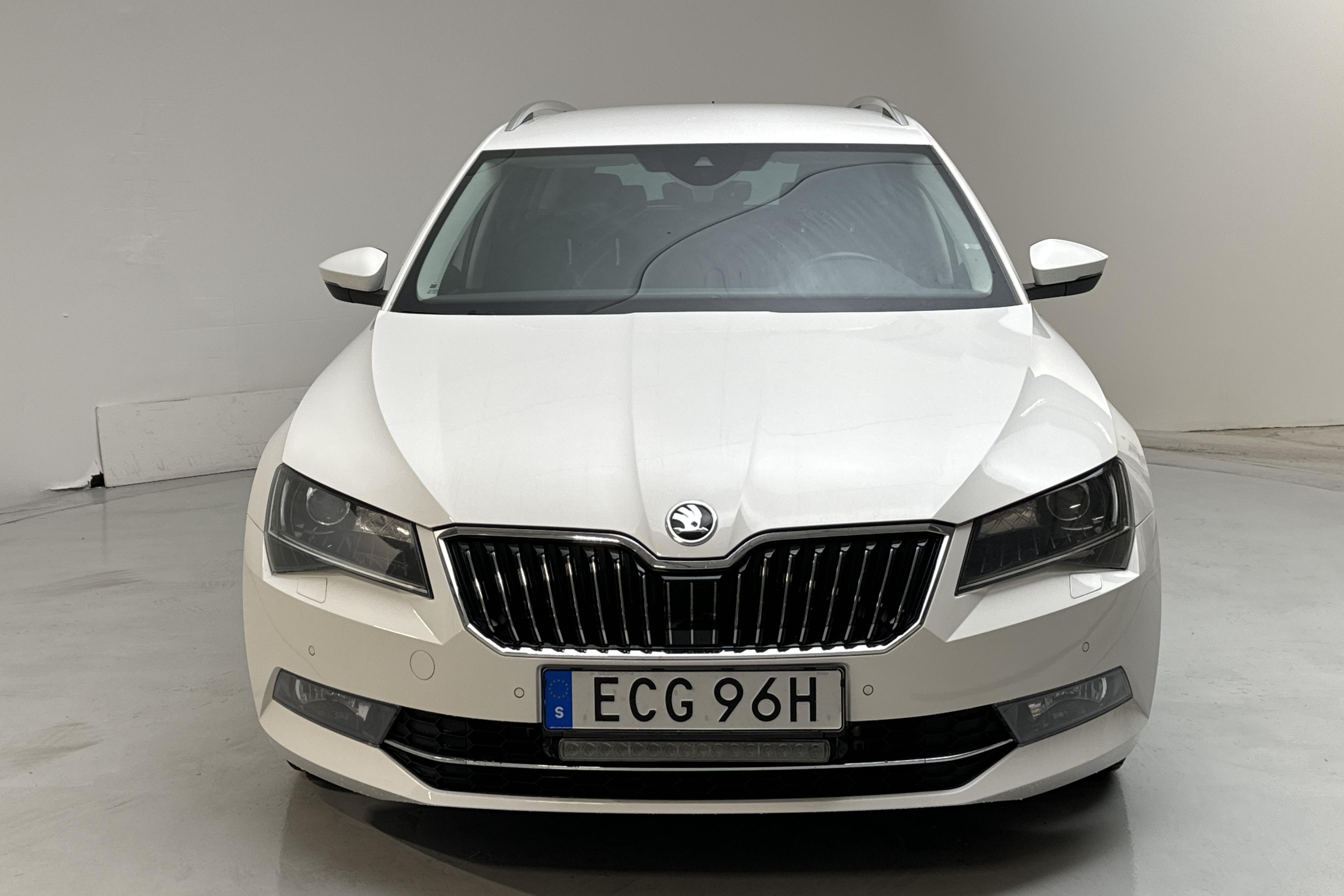 Skoda Superb 2.0 TDI 4x4 Kombi (190hk) - 131 170 km - Automatic - white - 2019