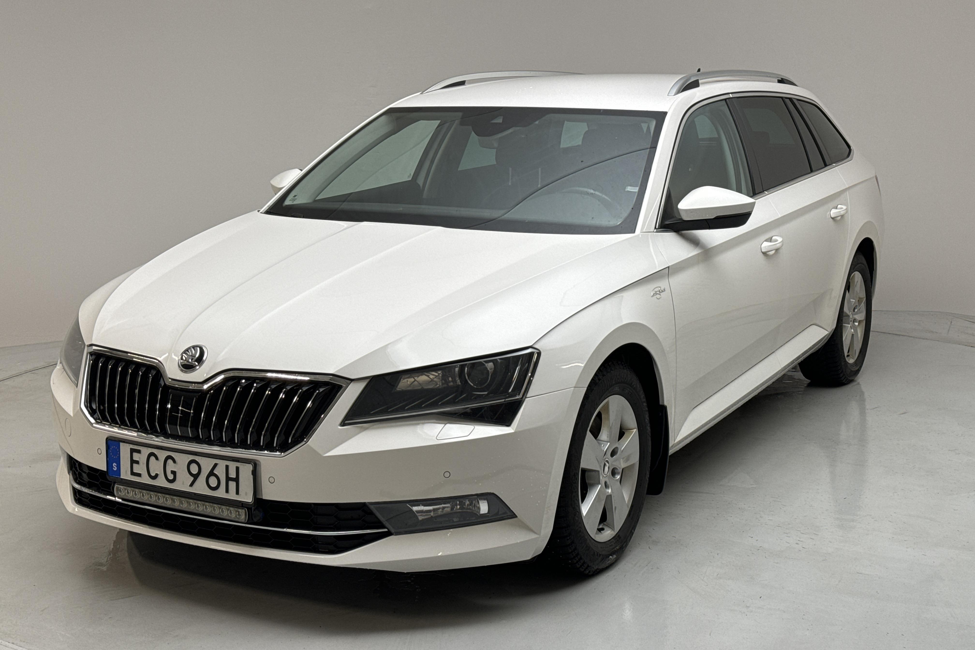 Skoda Superb 2.0 TDI 4x4 Kombi (190hk) - 131 170 km - Automatic - white - 2019