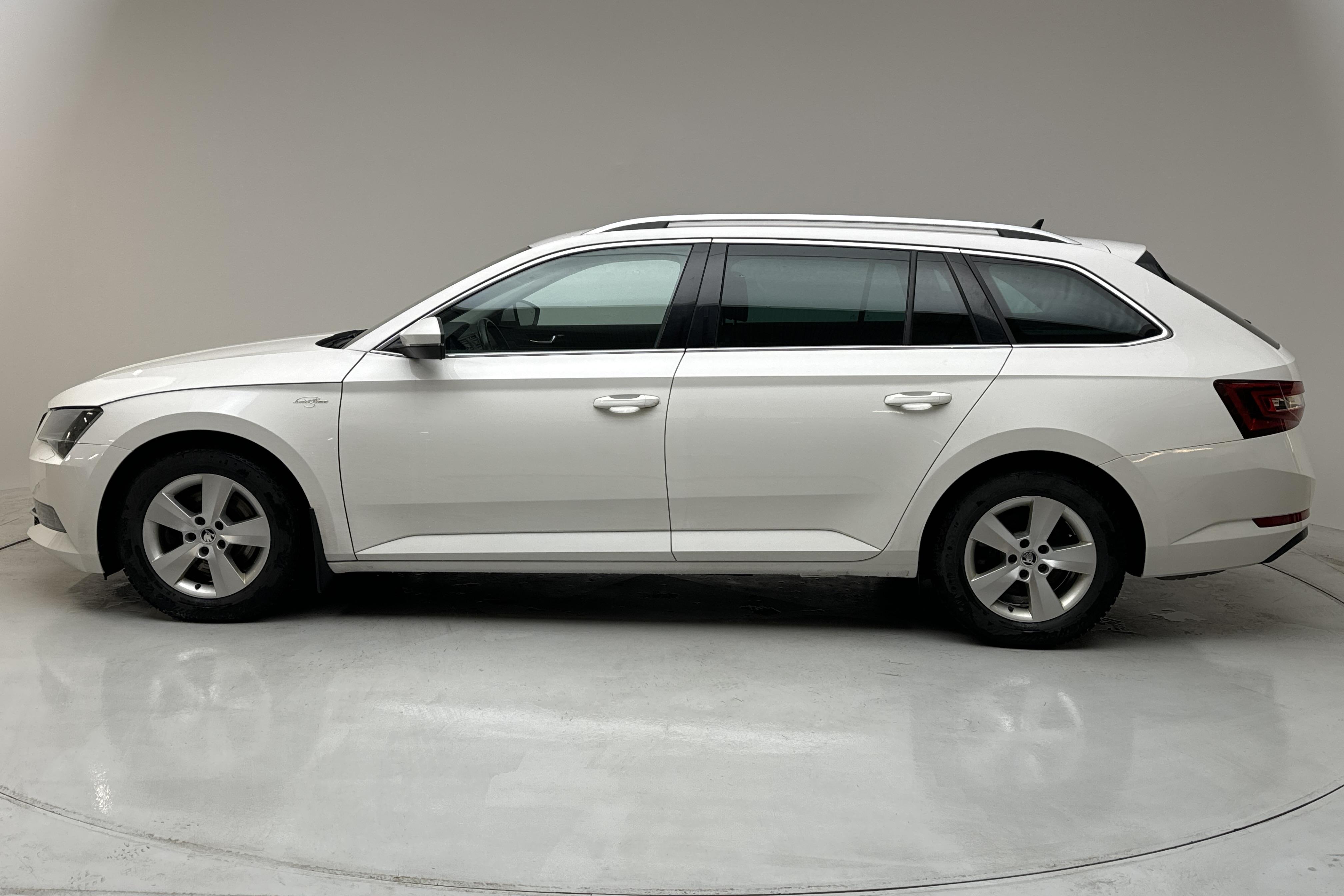 Skoda Superb 2.0 TDI 4x4 Kombi (190hk) - 131 170 km - Automatic - white - 2019