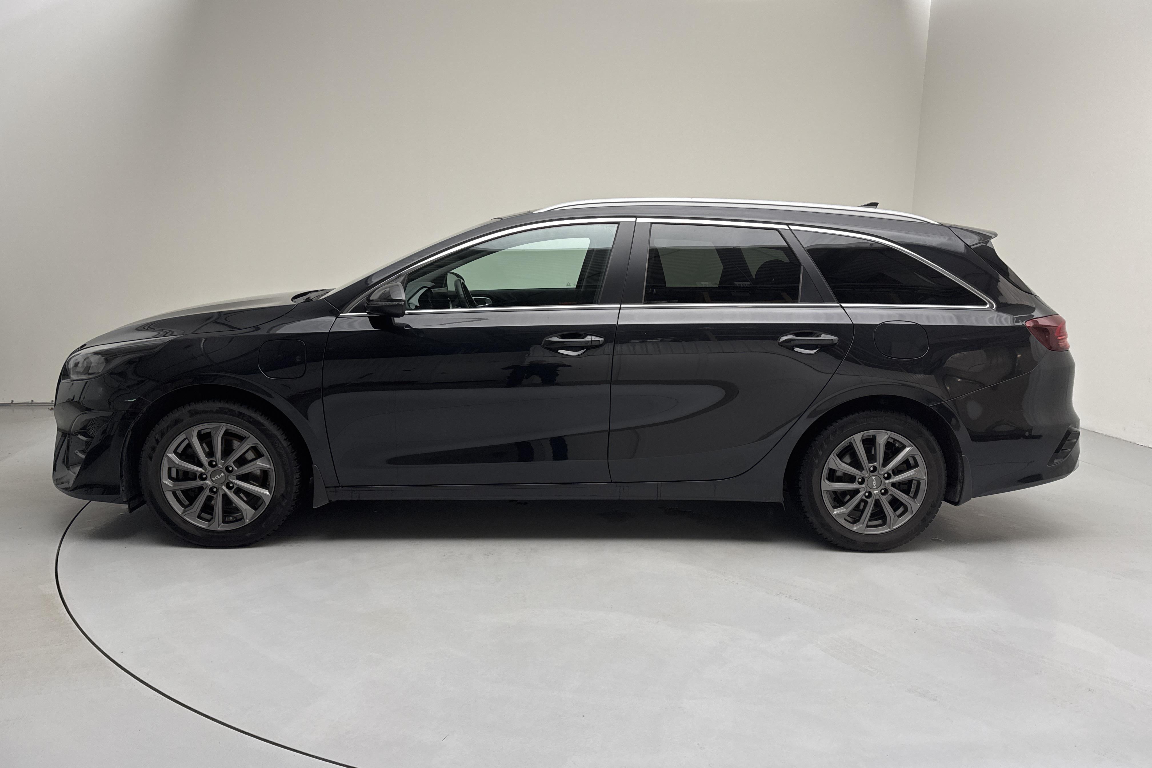 KIA Ceed 1.6 Plug-in Hybrid SW (141hk) - 63 010 km - Automatic - black - 2022