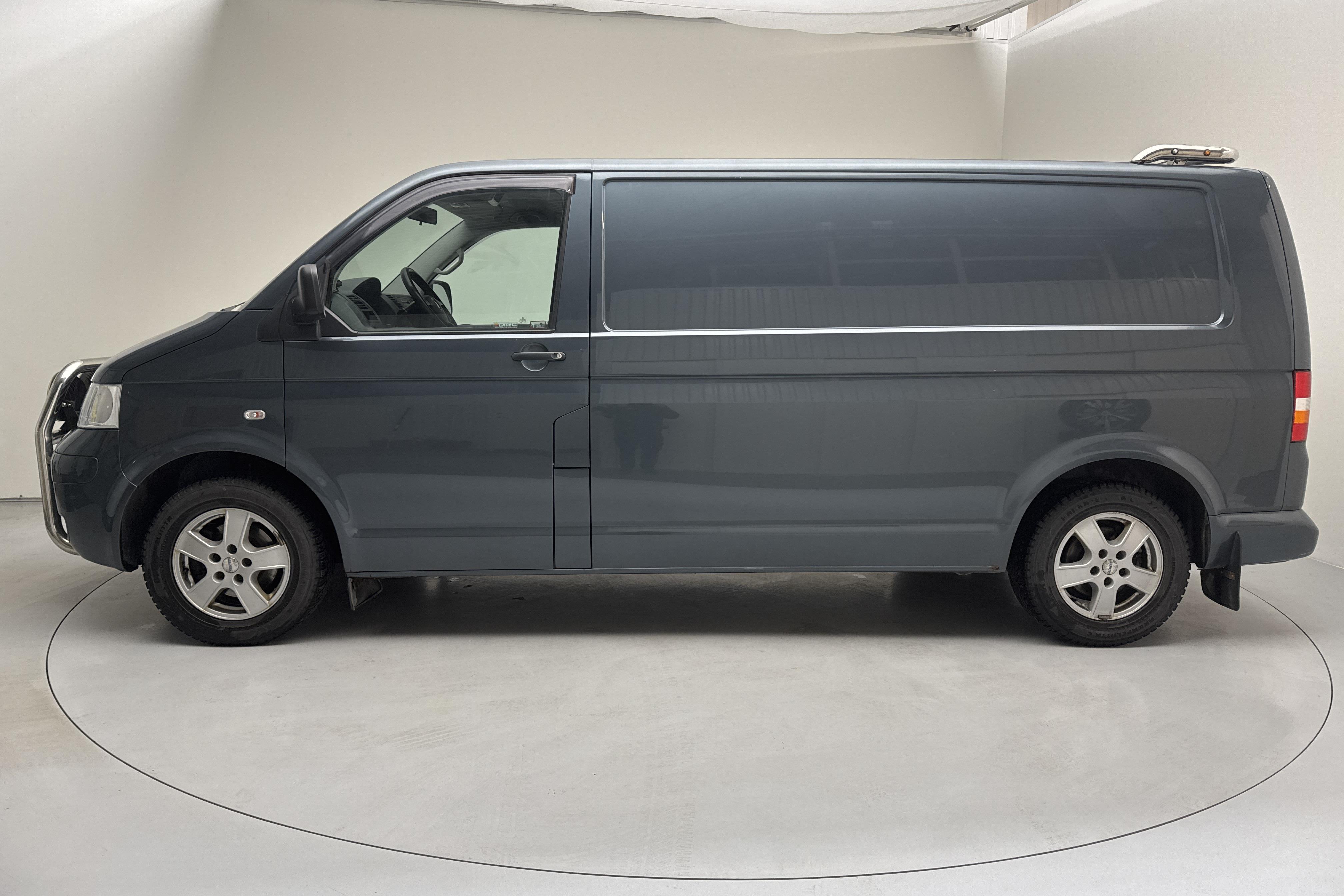 VW Transporter T5 2.5 TDI (174hk) - 147 850 km - Automatic - Dark Grey - 2009