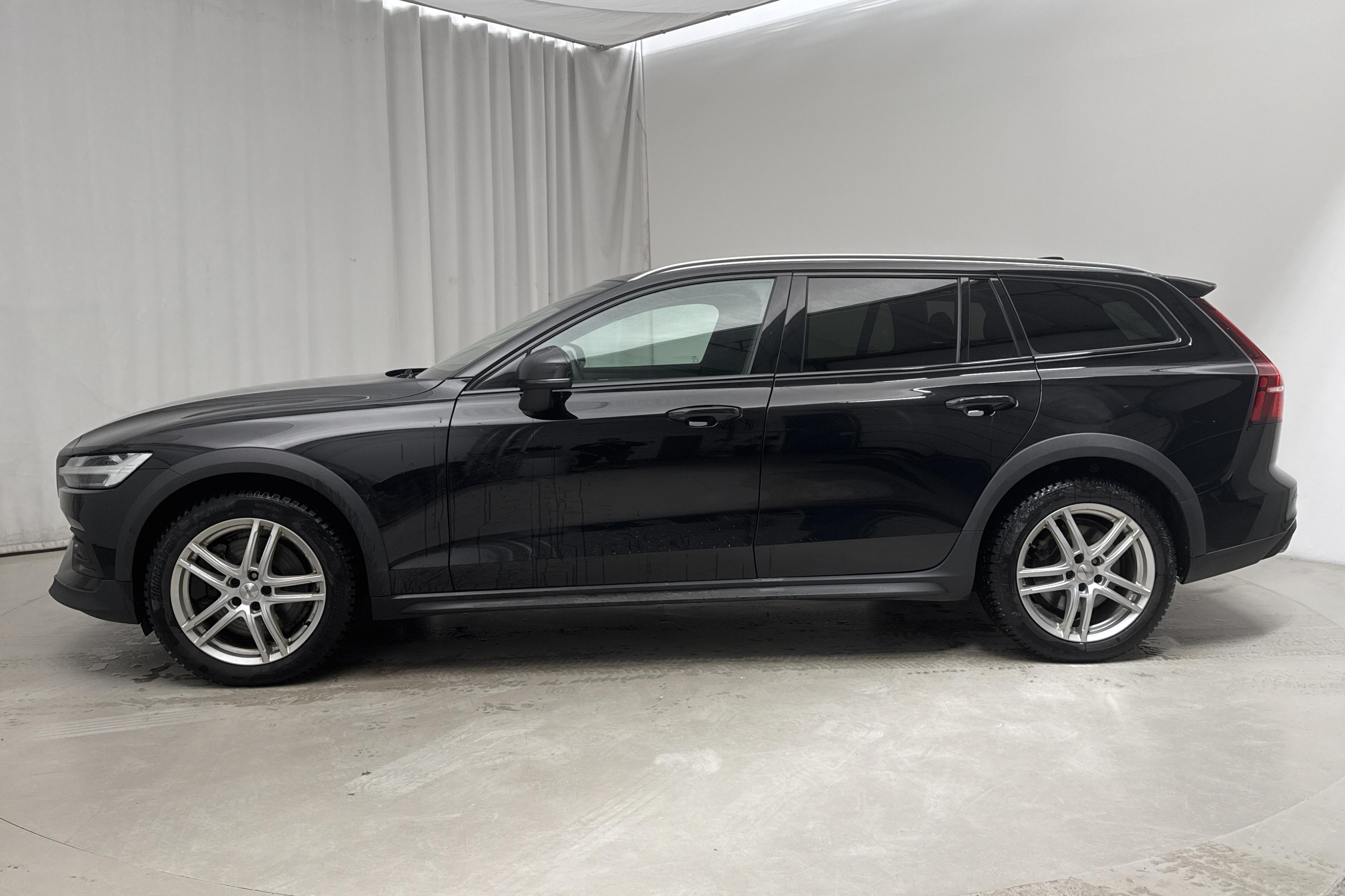 Volvo V60 B4 Cross Country AWD Mildhybrid, Diesel (197hk) - 142 270 km - Automaattinen - musta - 2022