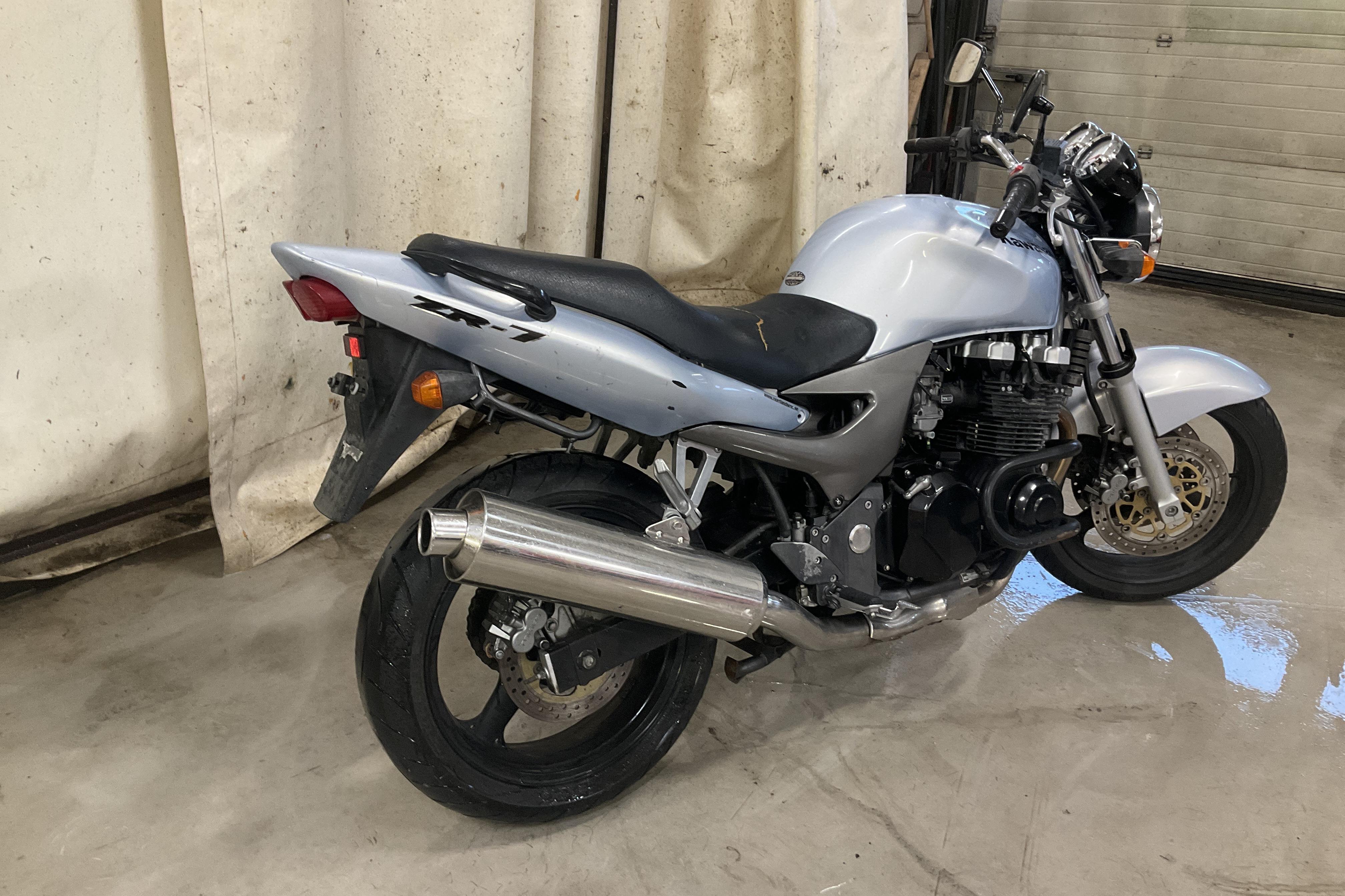 Kawasaki ZR-7 Motorcykel A2 Reparations/reservdelsobjekt - 41 260 km - Manuaalinen - hopea - 2003