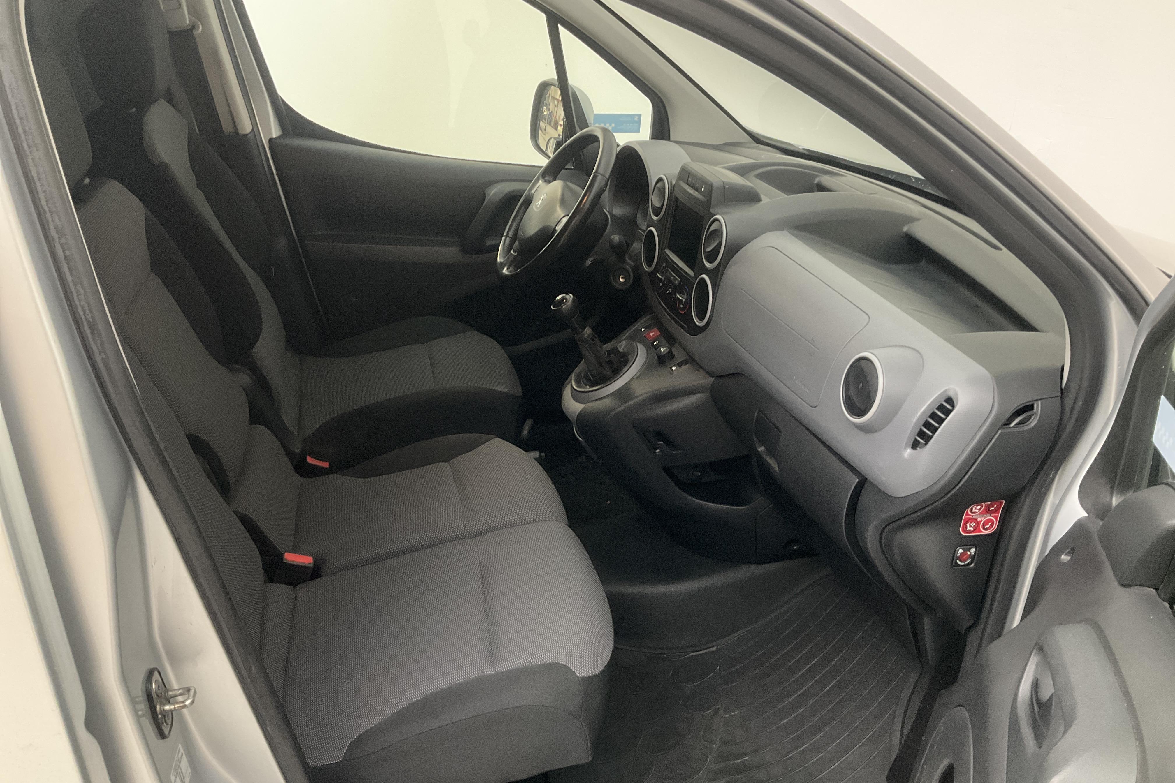 Peugeot Partner 1.6 BlueHDI Skåp (100hk) - 124 830 km - Manuaalinen - Light Grey - 2017