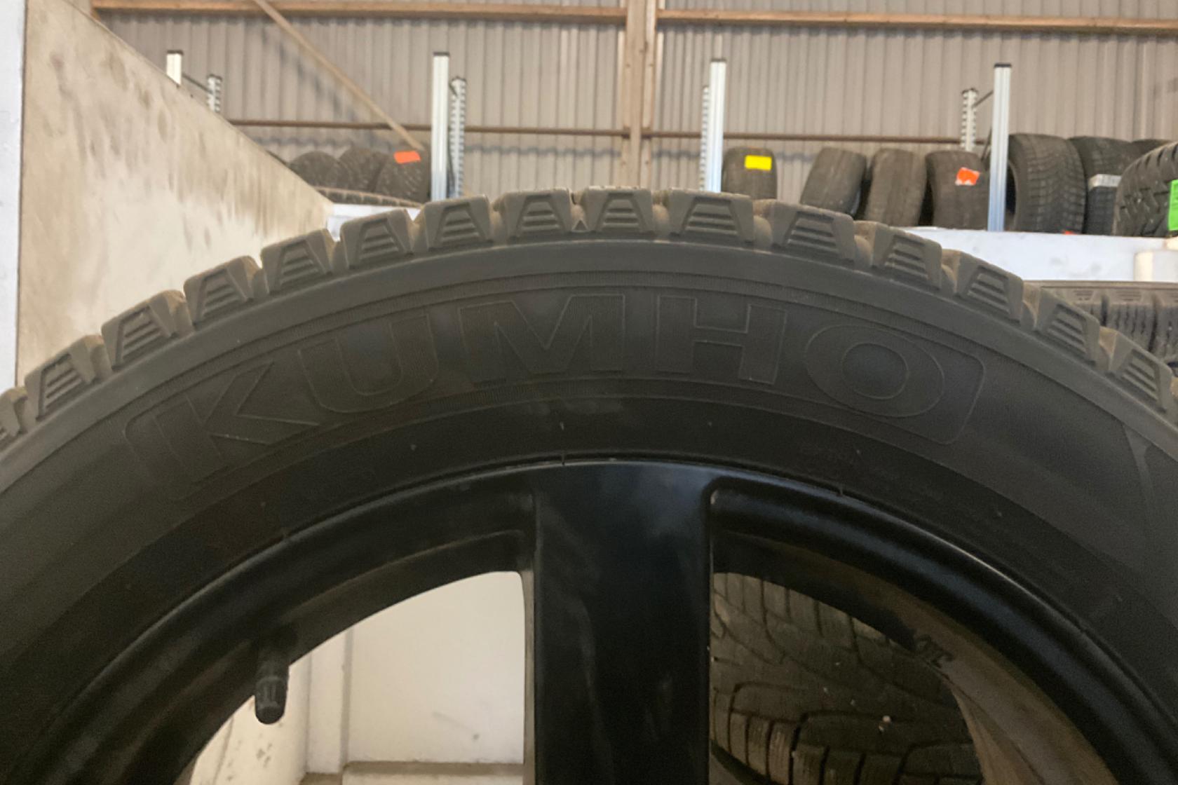 Vinterhjul (nr 41) KUMHO IZEN KW31 215/55R17 - 0 km