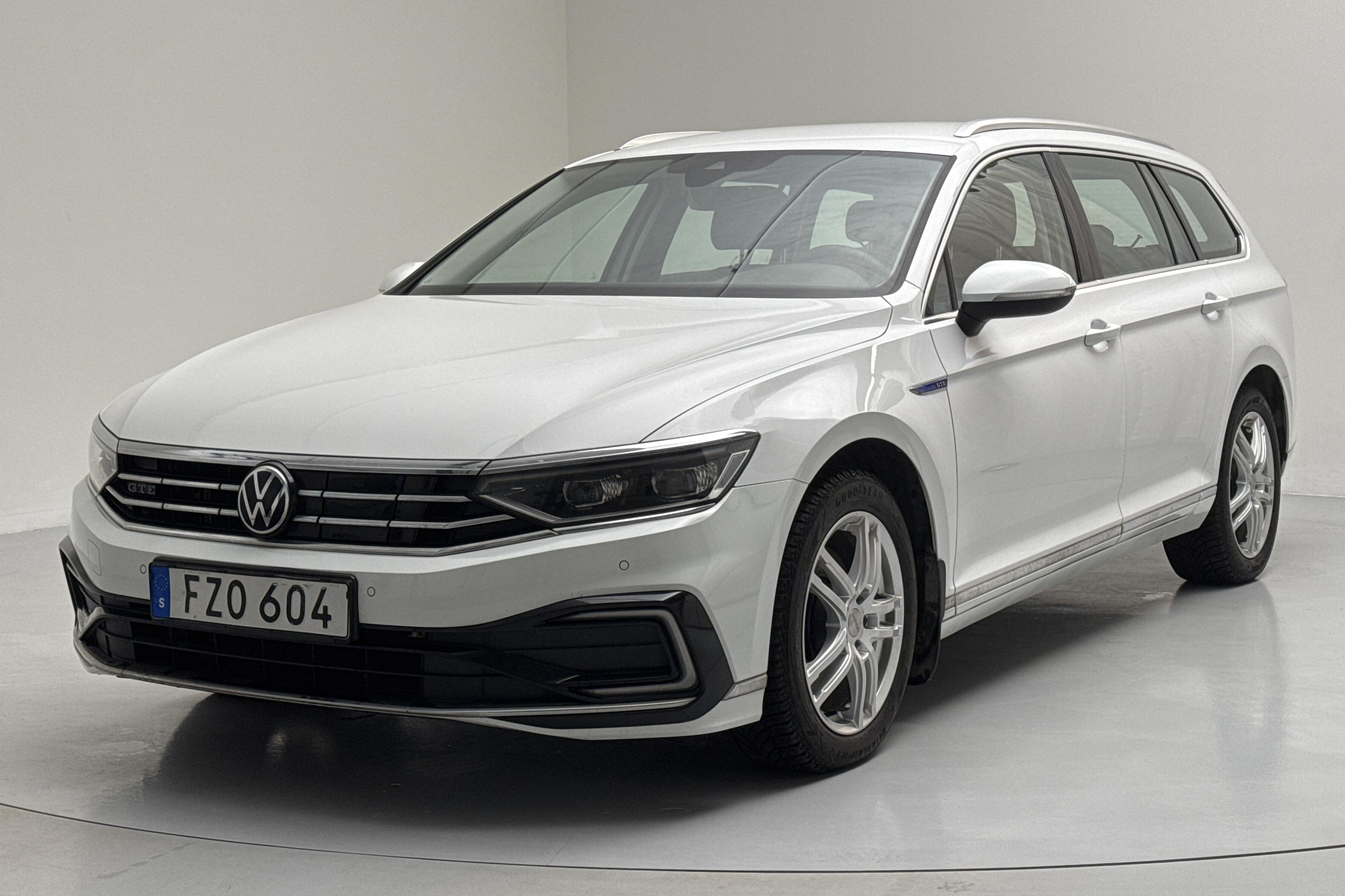 VW Passat 1.4 GTE Sportscombi (218hk) - 85 260 km - Automatyczna - biały - 2021