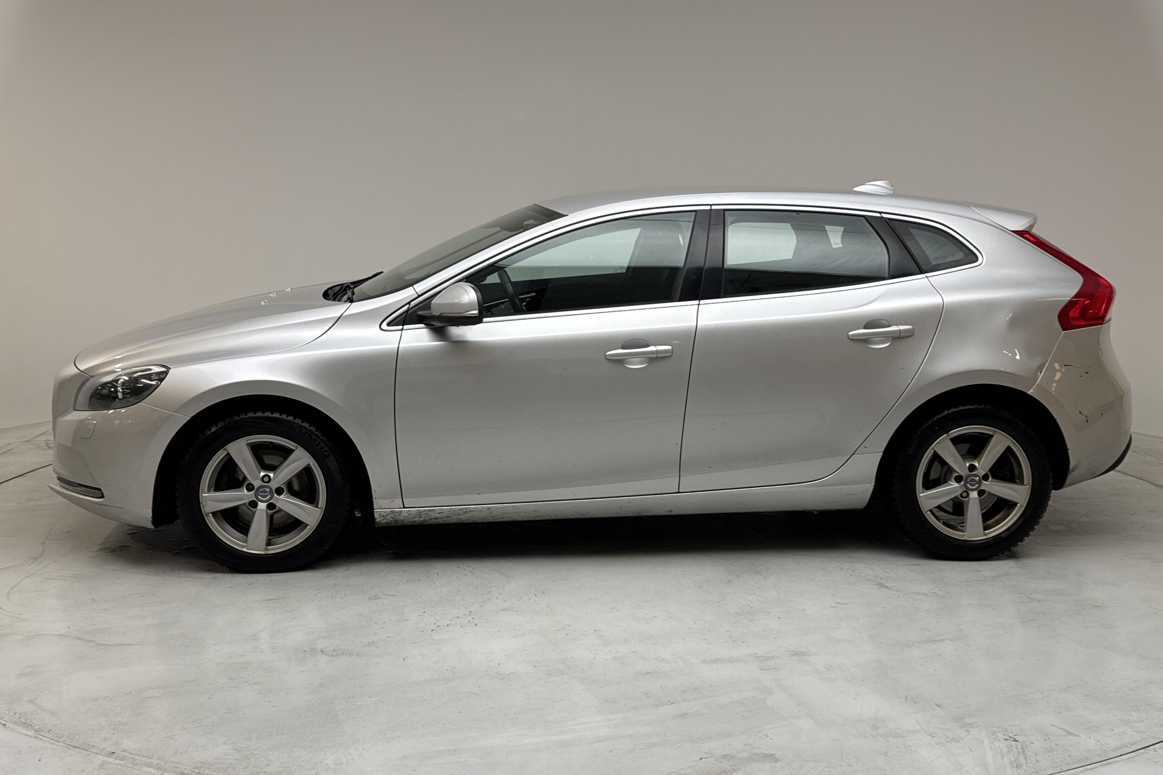 Volvo V40 D2 (120hk) - 195 310 km - Manual - silver - 2016