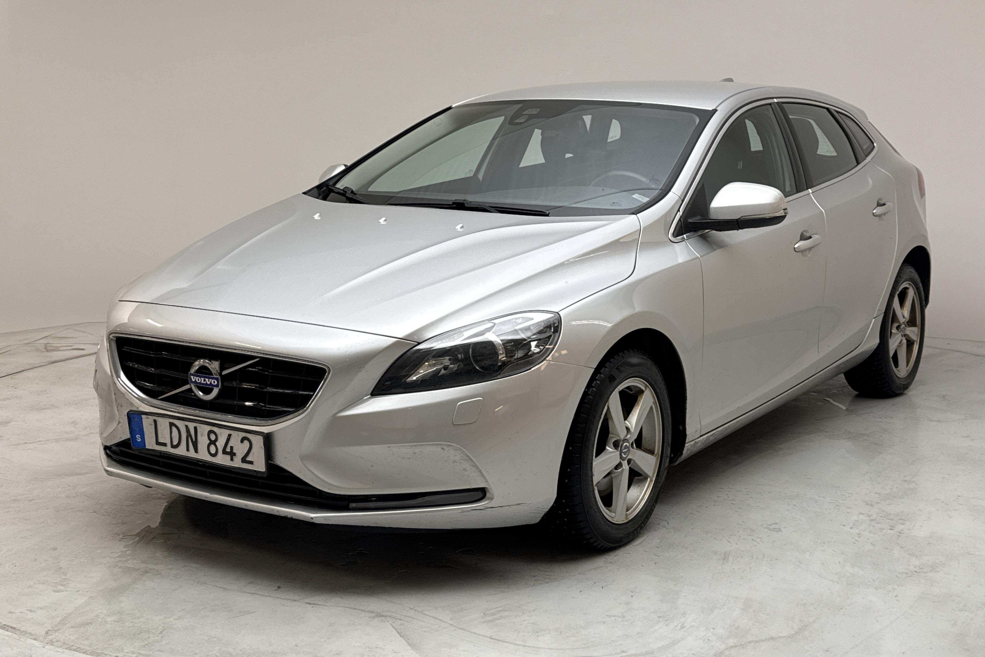 Volvo V40 D2 (120hk) - 195 310 km - Manual - silver - 2016