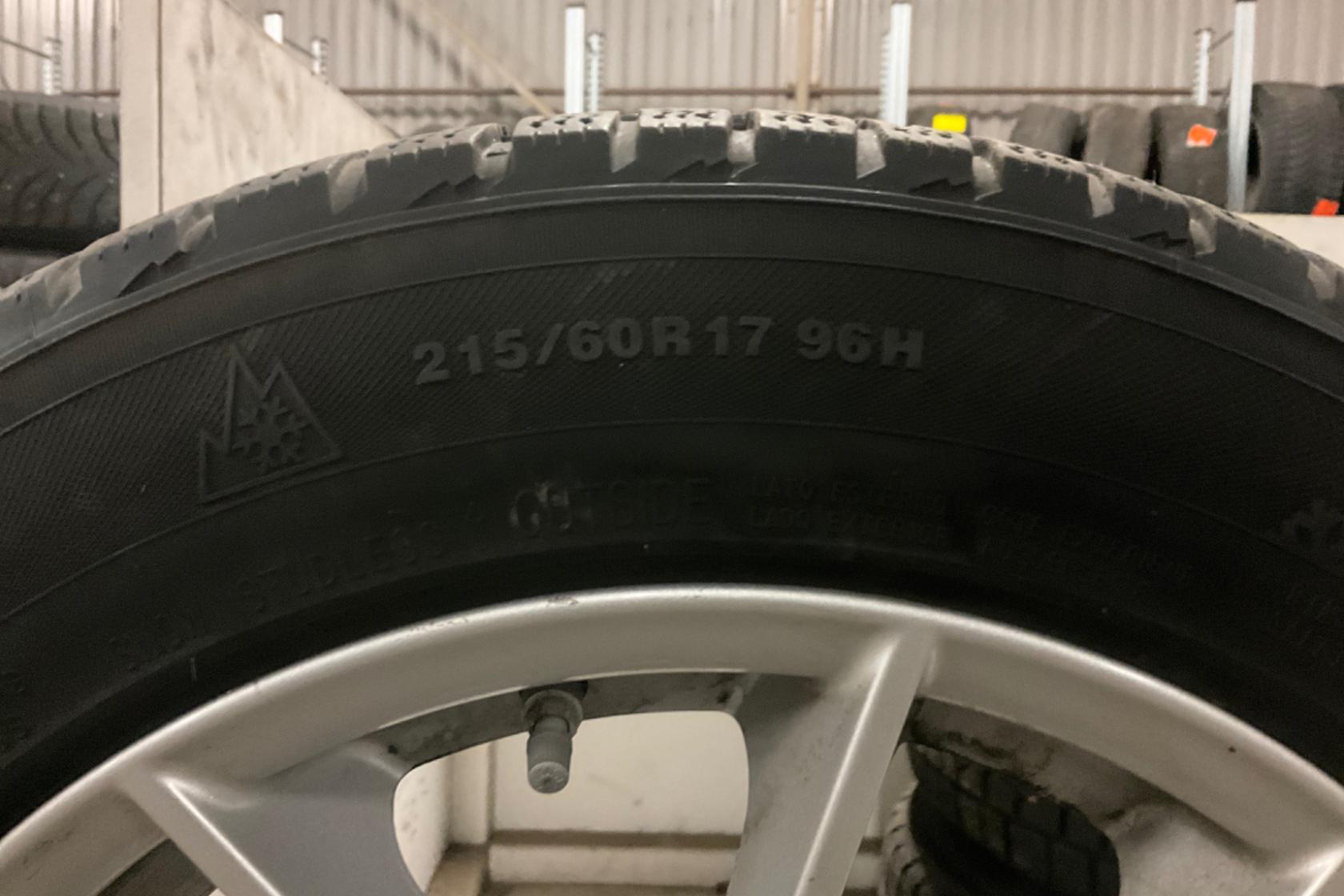 Vinterhjul (nr 66) KUMHO IZEN 215/60R17 - 0 km