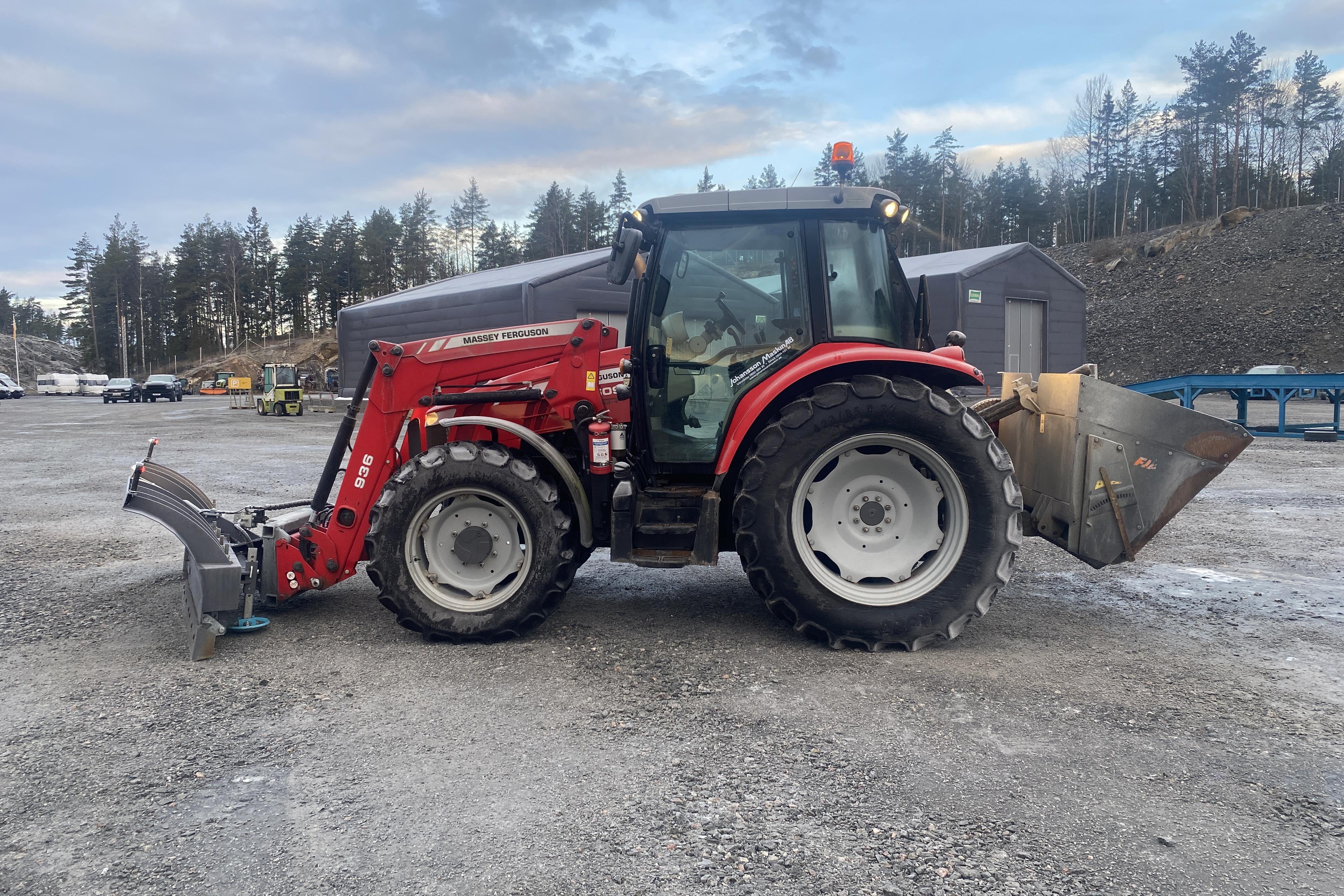 Massey Ferguson MF 5609 Traktor - 0 km - röd - 2017