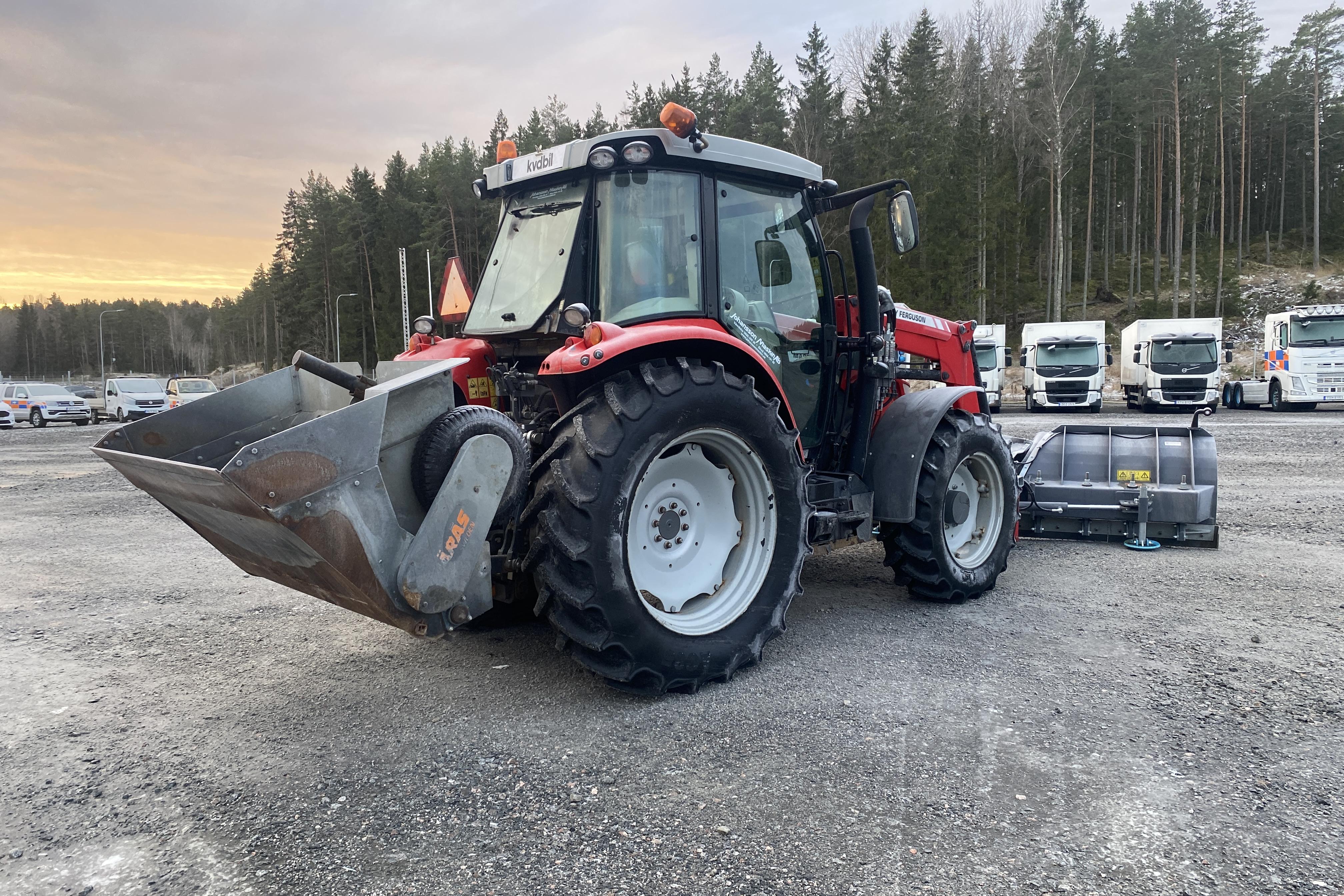 Massey Ferguson MF 5609 Traktor - 0 km - röd - 2017