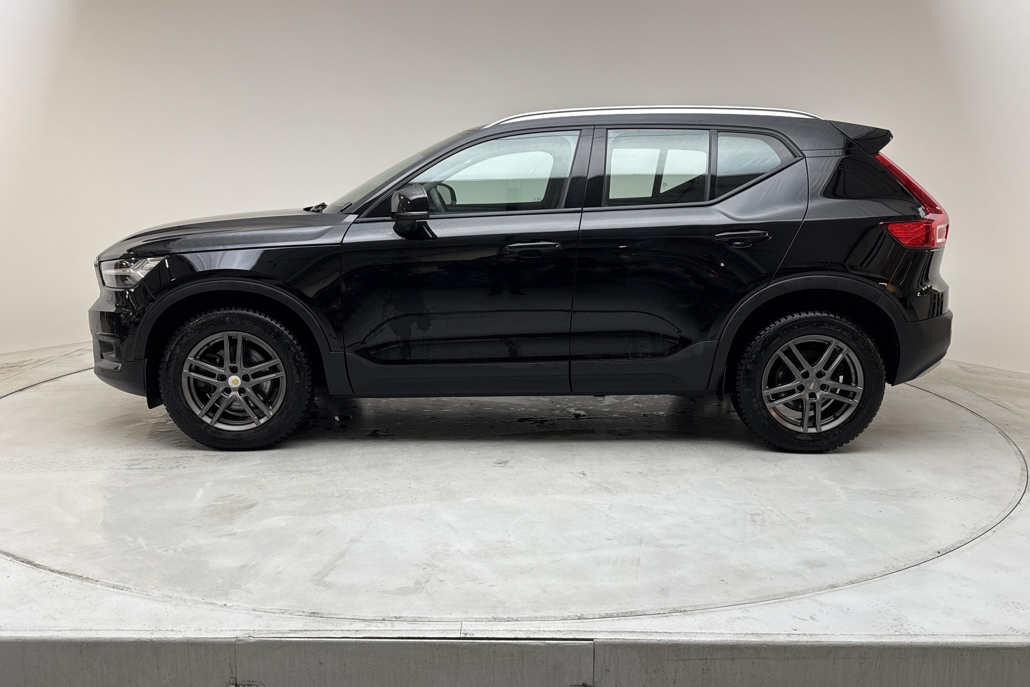 Volvo XC40 B4 2WD (197hk) - 5 265 mil - Automat - svart - 2022