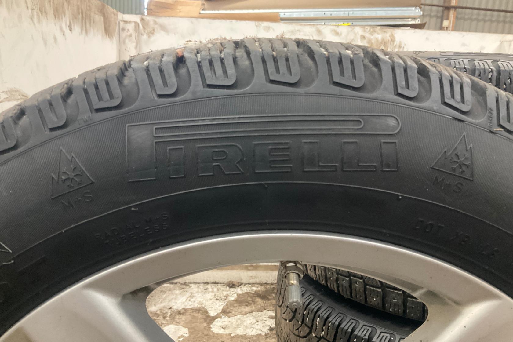 Vinterhjul (nr 118) PIRELLI WINTER CARVING EDGE 215/60R17 - 0 km