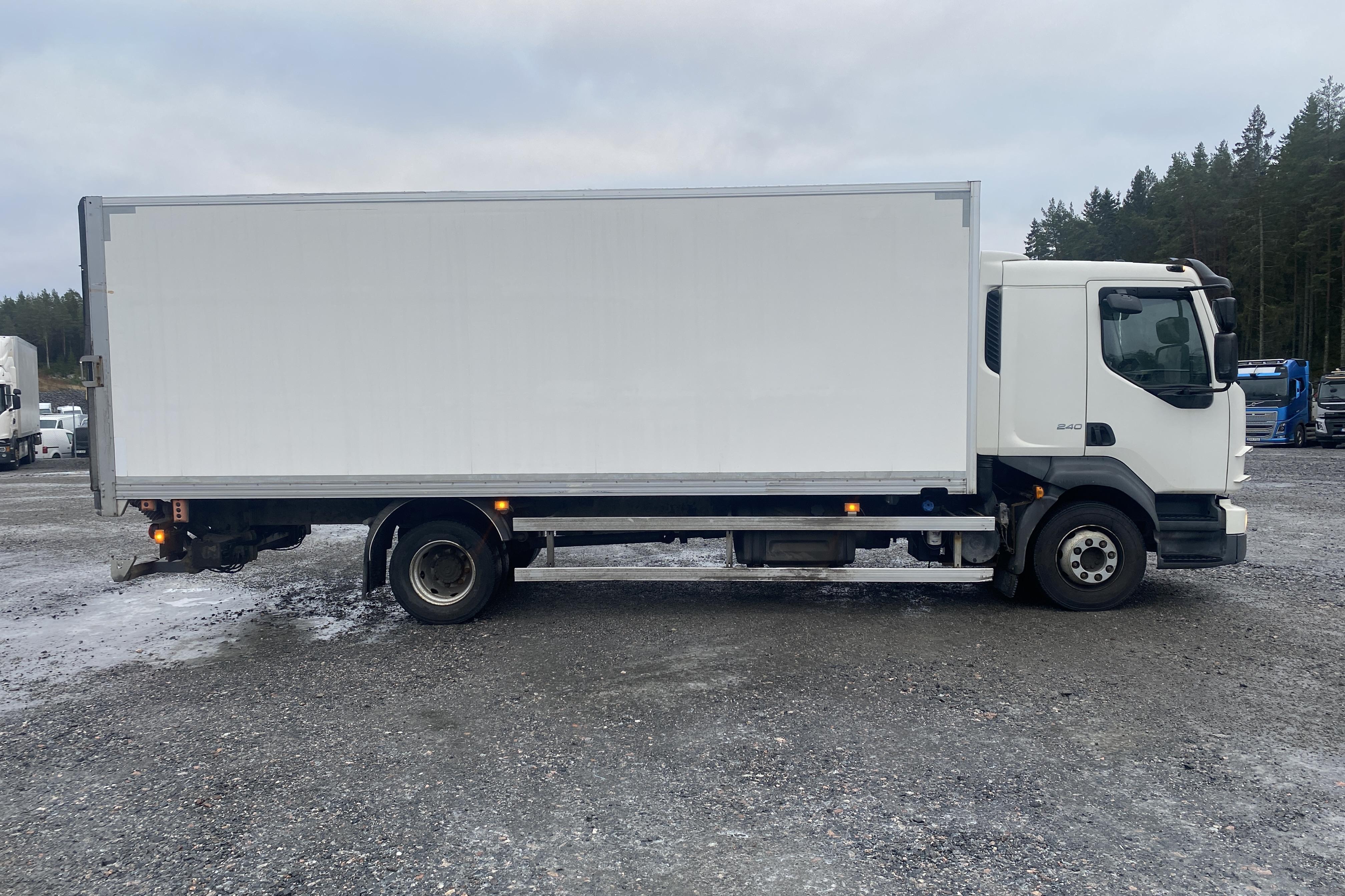 Volvo FL - 463 259 km - Automat - vit - 2011