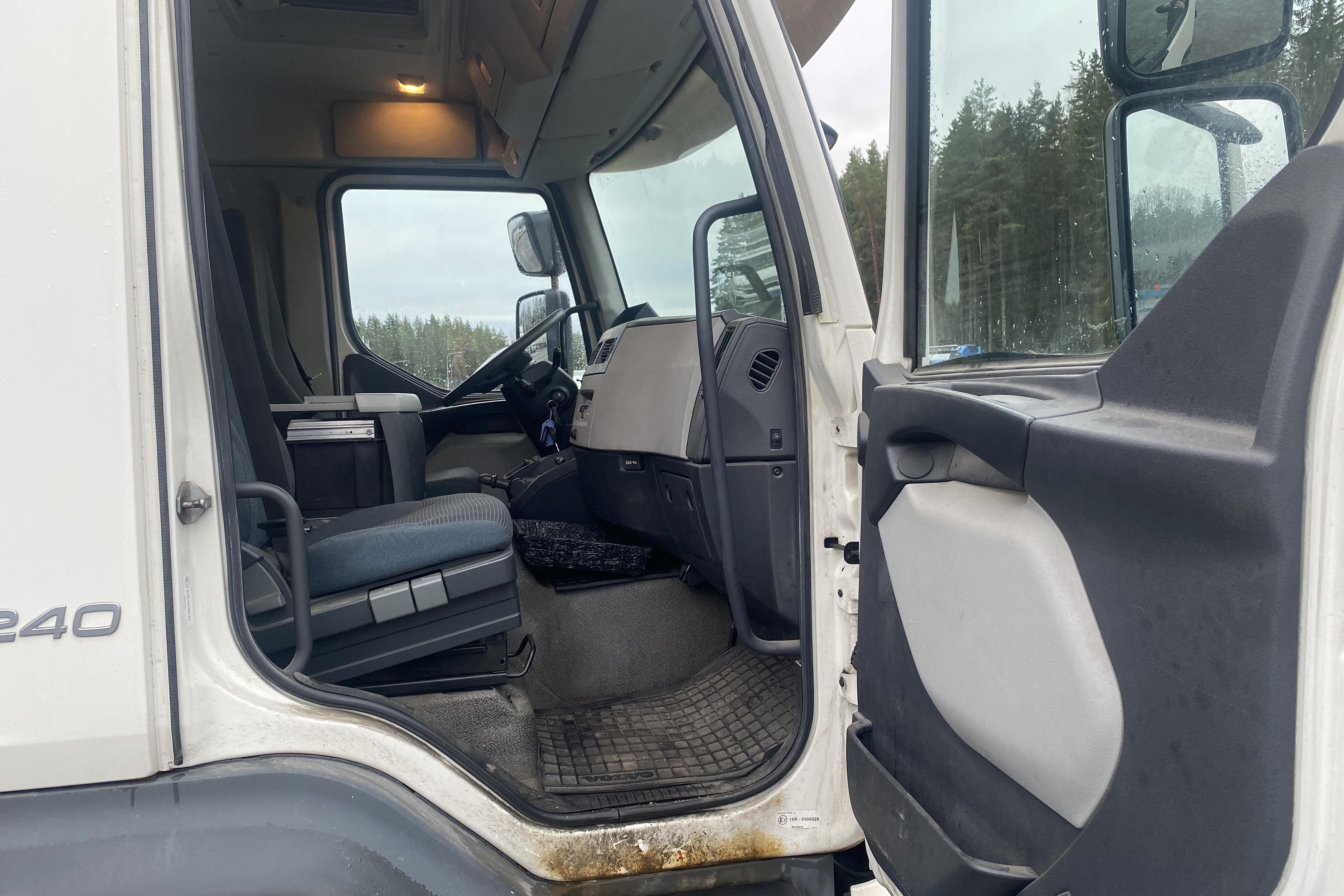 Volvo FL - 463 259 km - Automat - vit - 2011