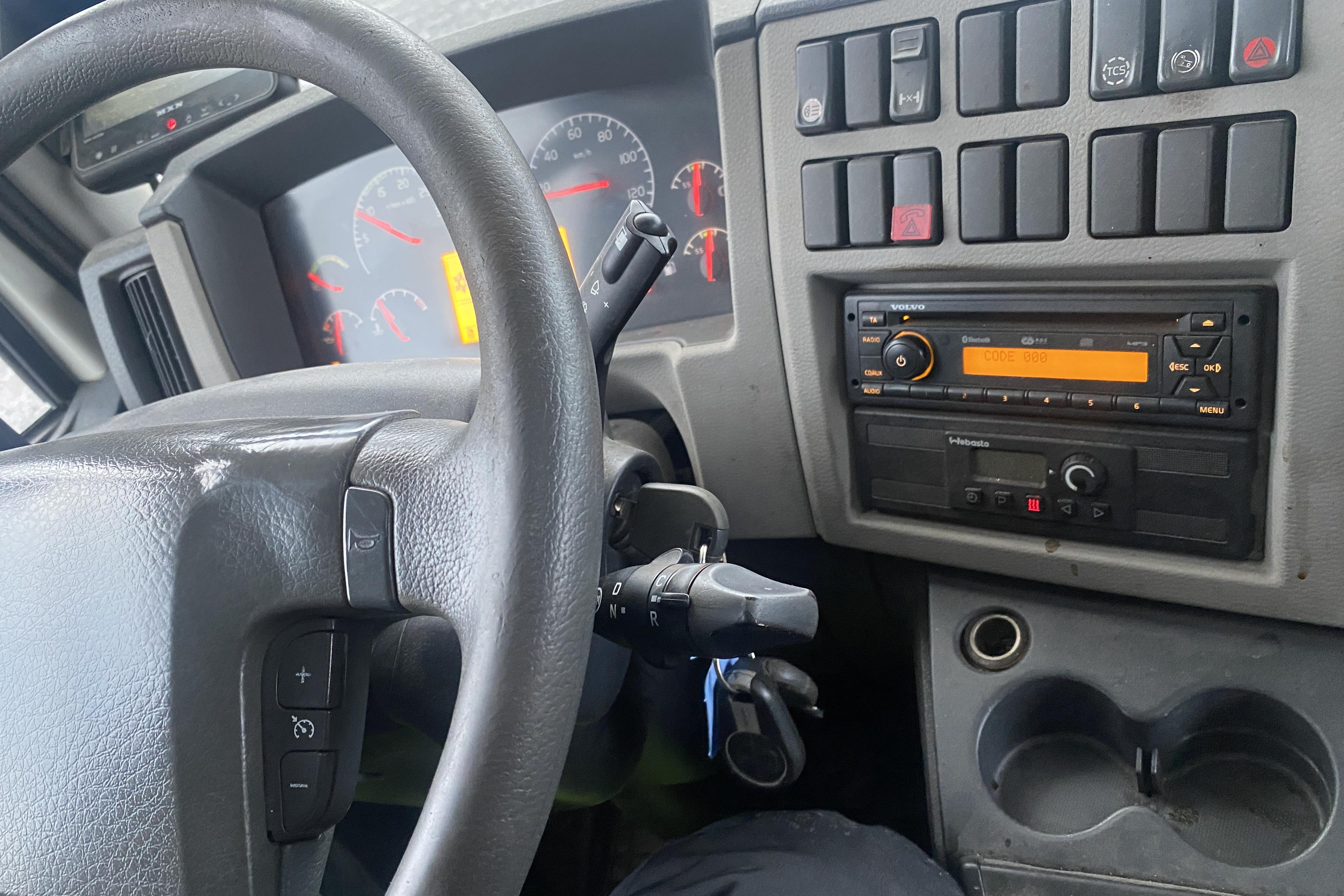 Volvo FL - 463 259 km - Automat - vit - 2011