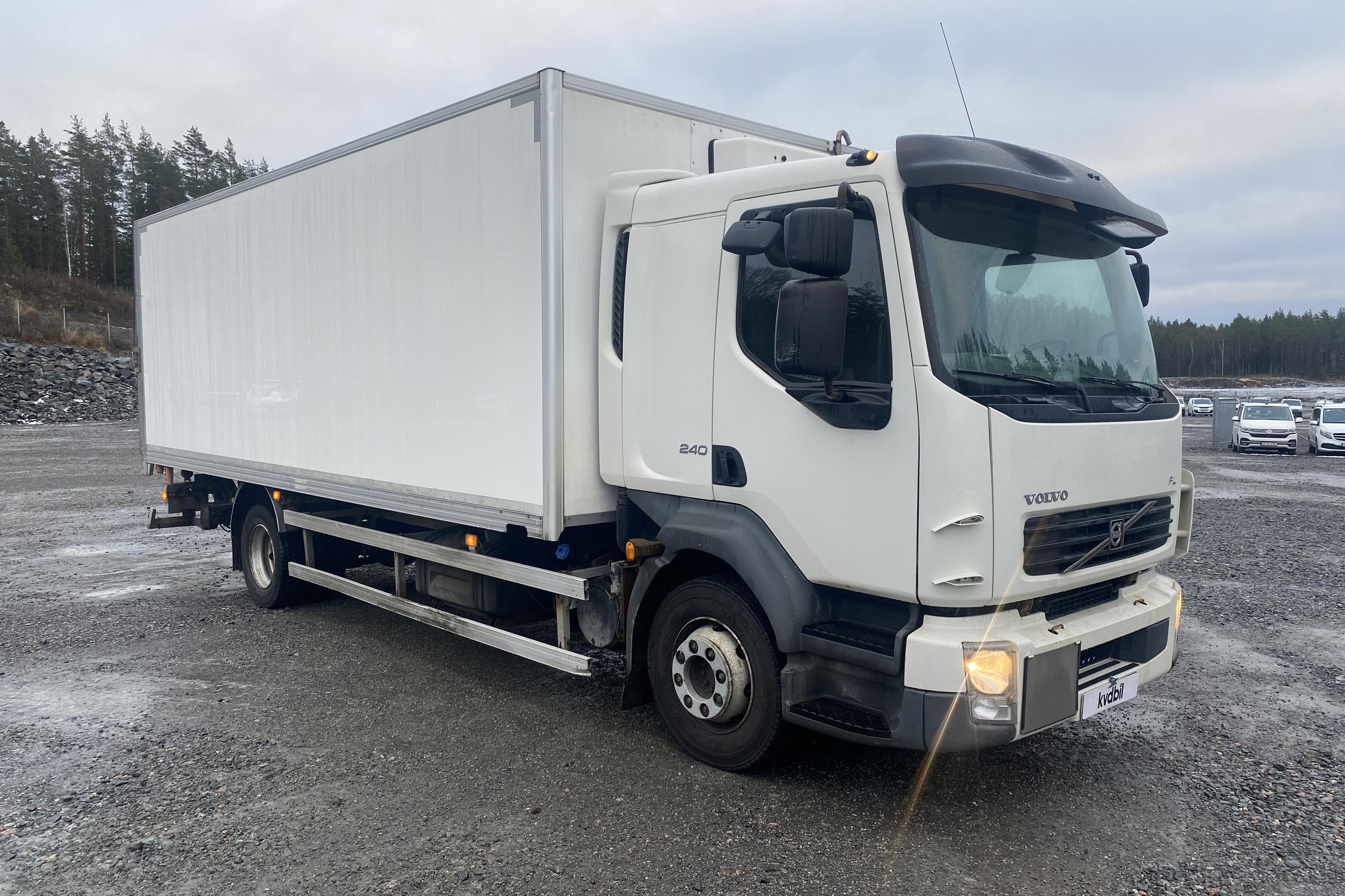 Volvo FL - 463 259 km - Automat - vit - 2011