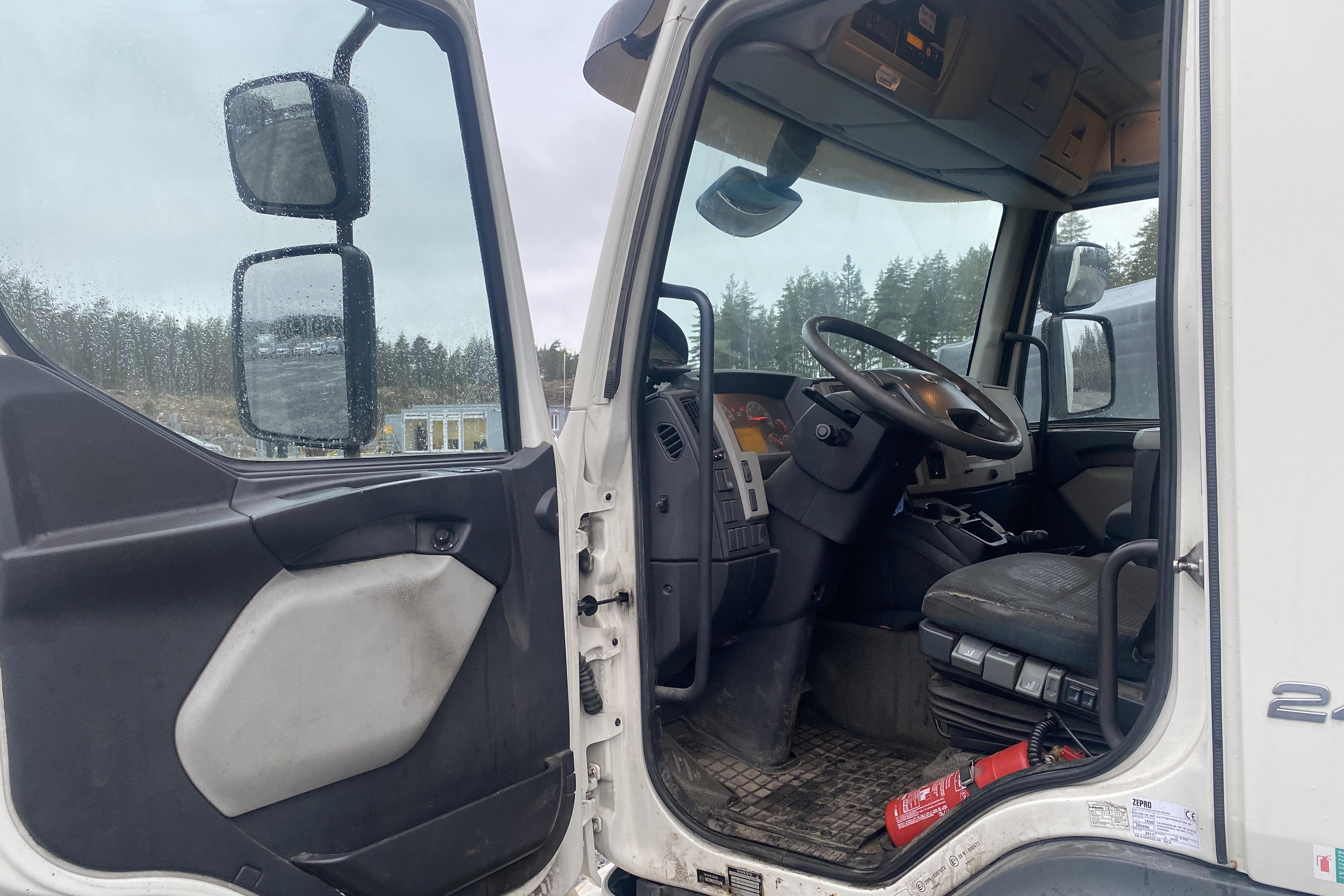 Volvo FL - 463 259 km - Automat - vit - 2011