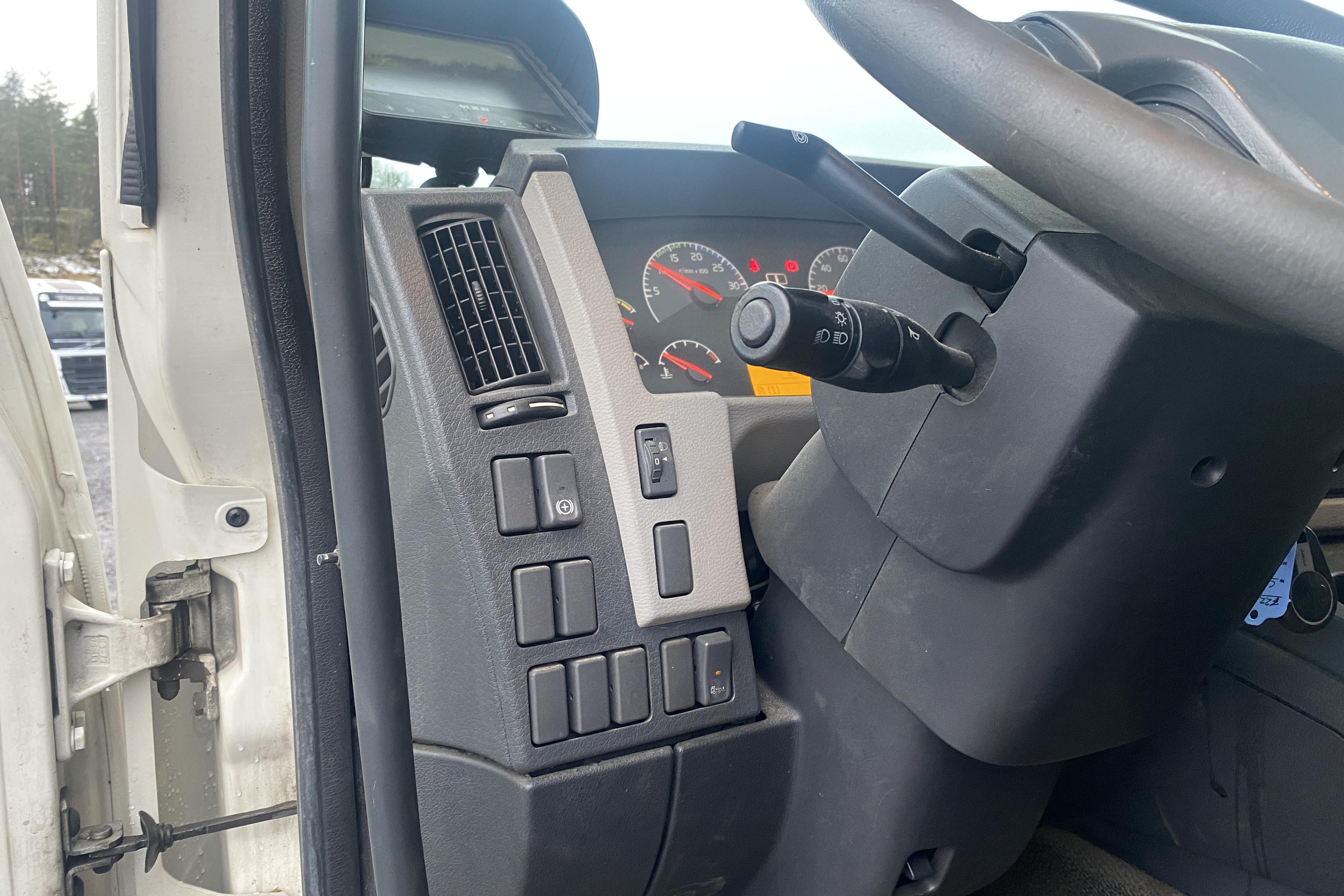 Volvo FL - 463 259 km - Automat - vit - 2011