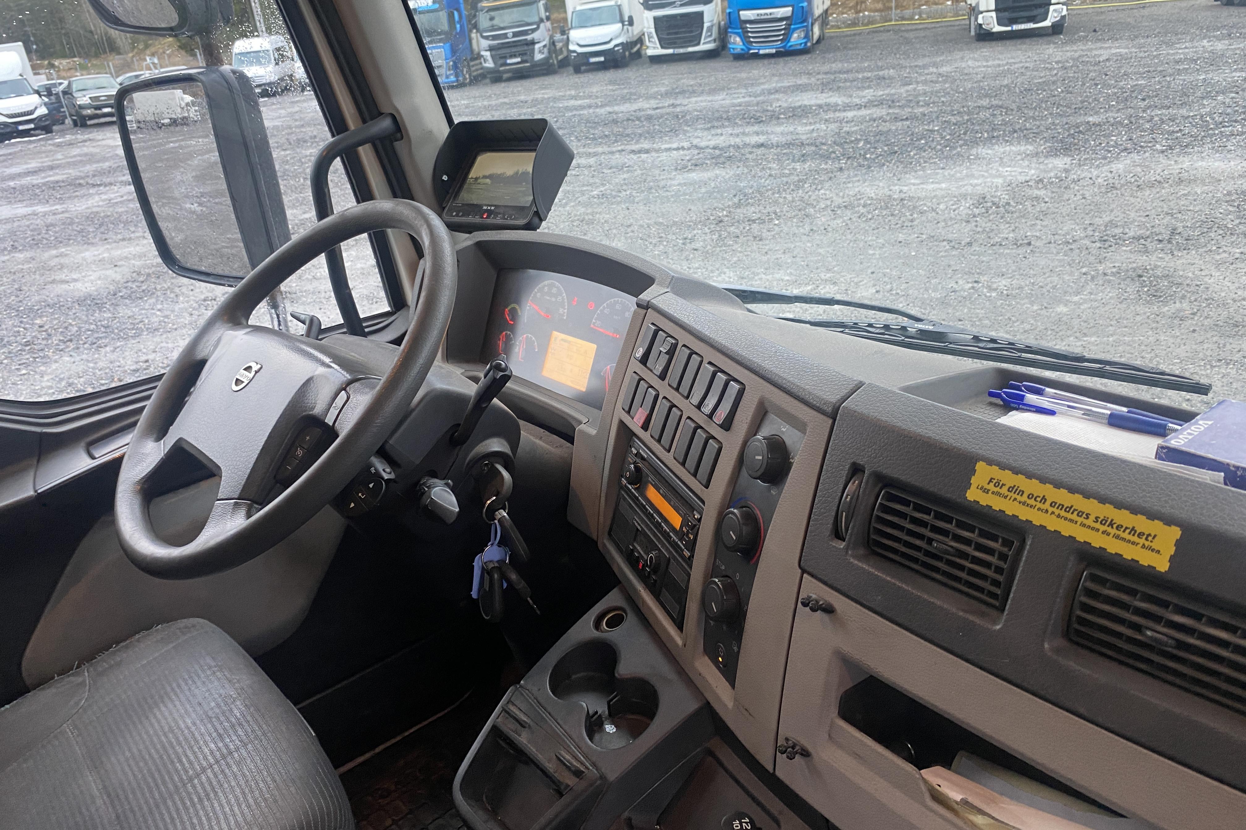 Volvo FL - 463 259 km - Automat - vit - 2011