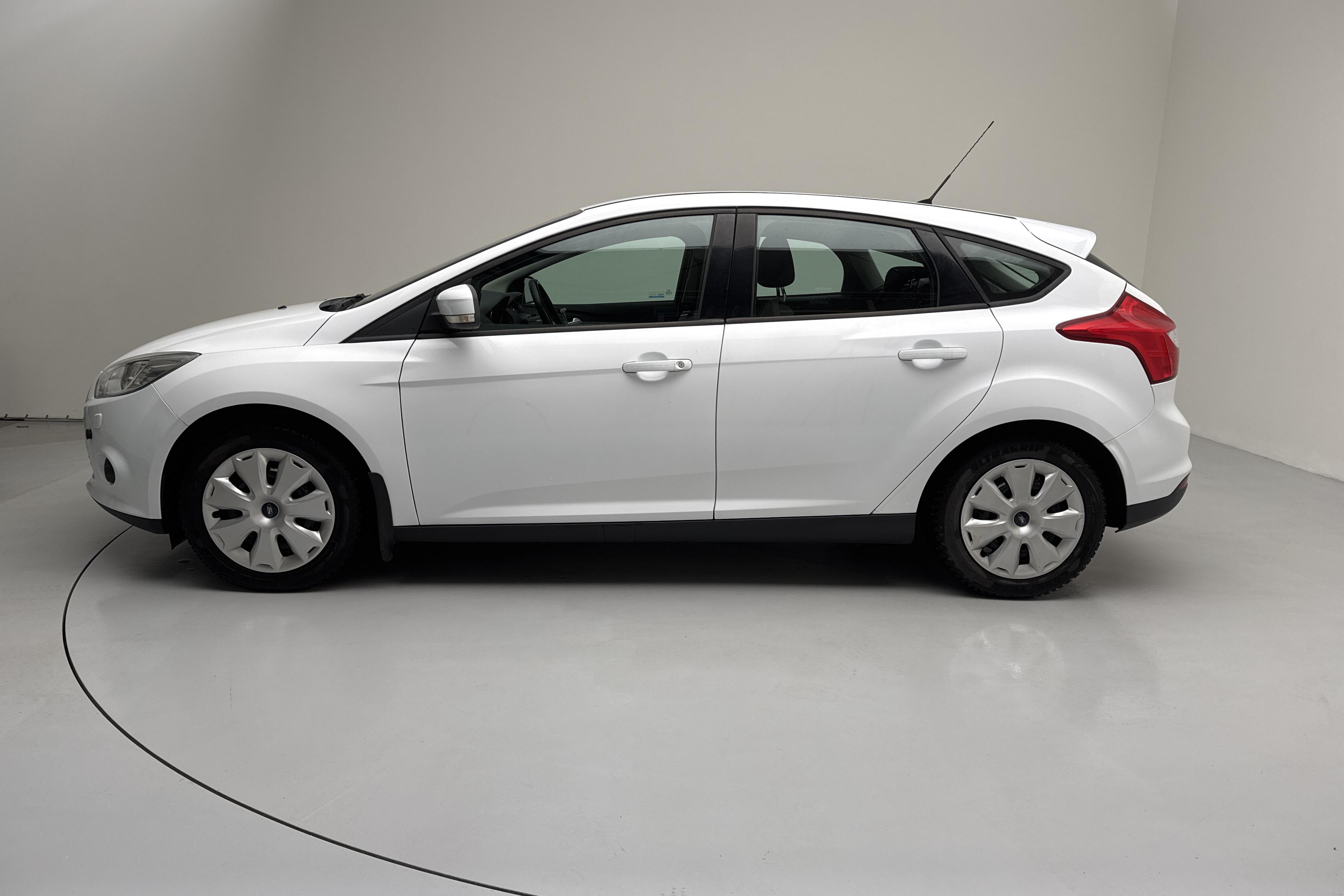 Ford Focus 1.6 CNG 5dr (120hk) - 6 267 mil - Manuell - vit - 2013