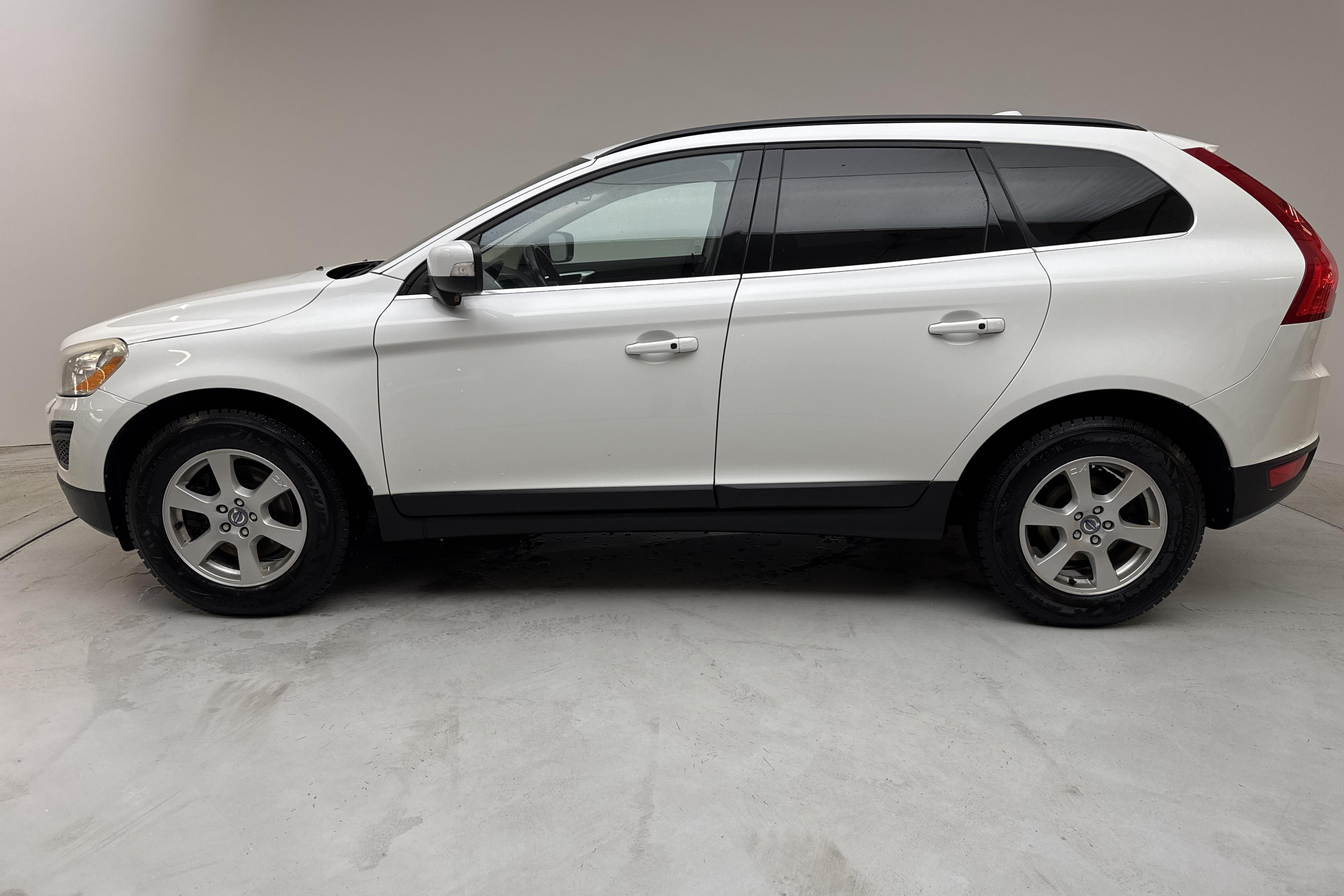 Volvo XC60 D3 AWD (163hk) - 291 680 km - Automatic - white - 2011