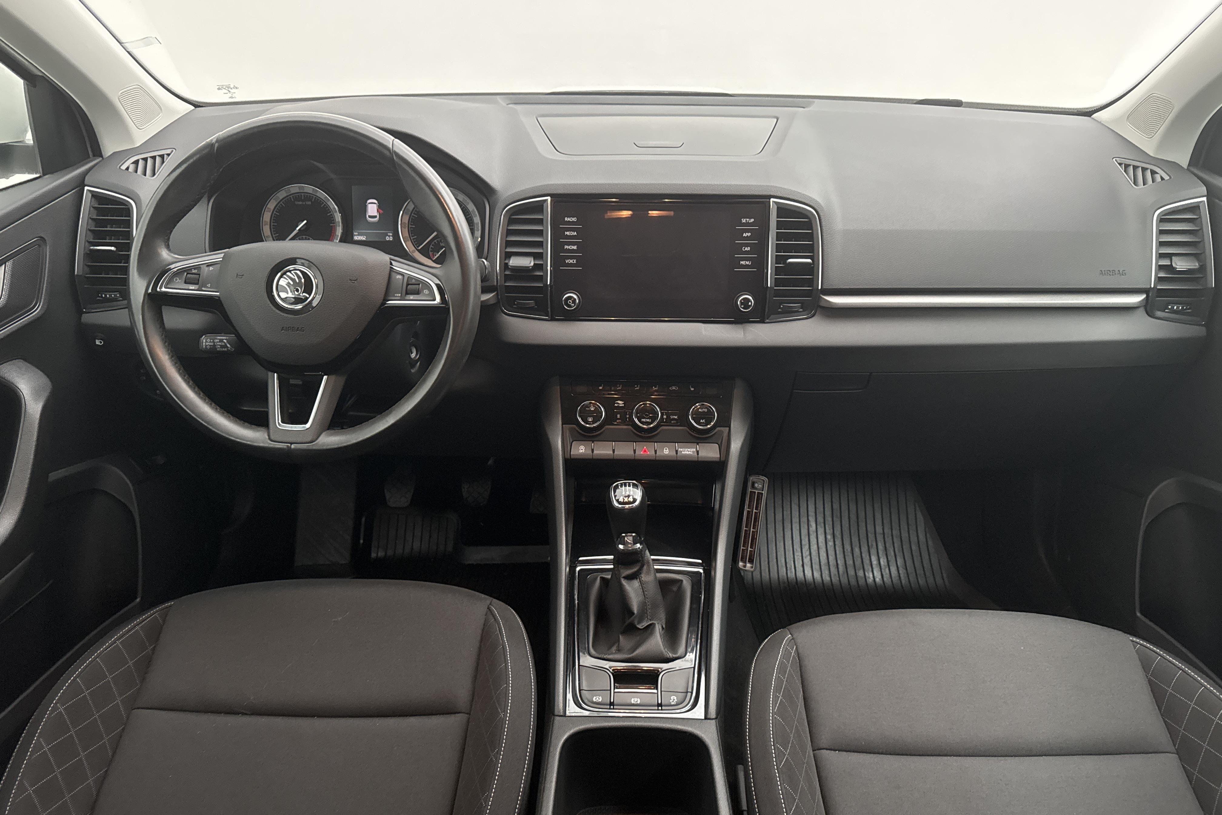 Skoda Karoq 2.0 TDI 4X4 (150hk) - 60 860 km - Manuaalinen - valkoinen - 2019