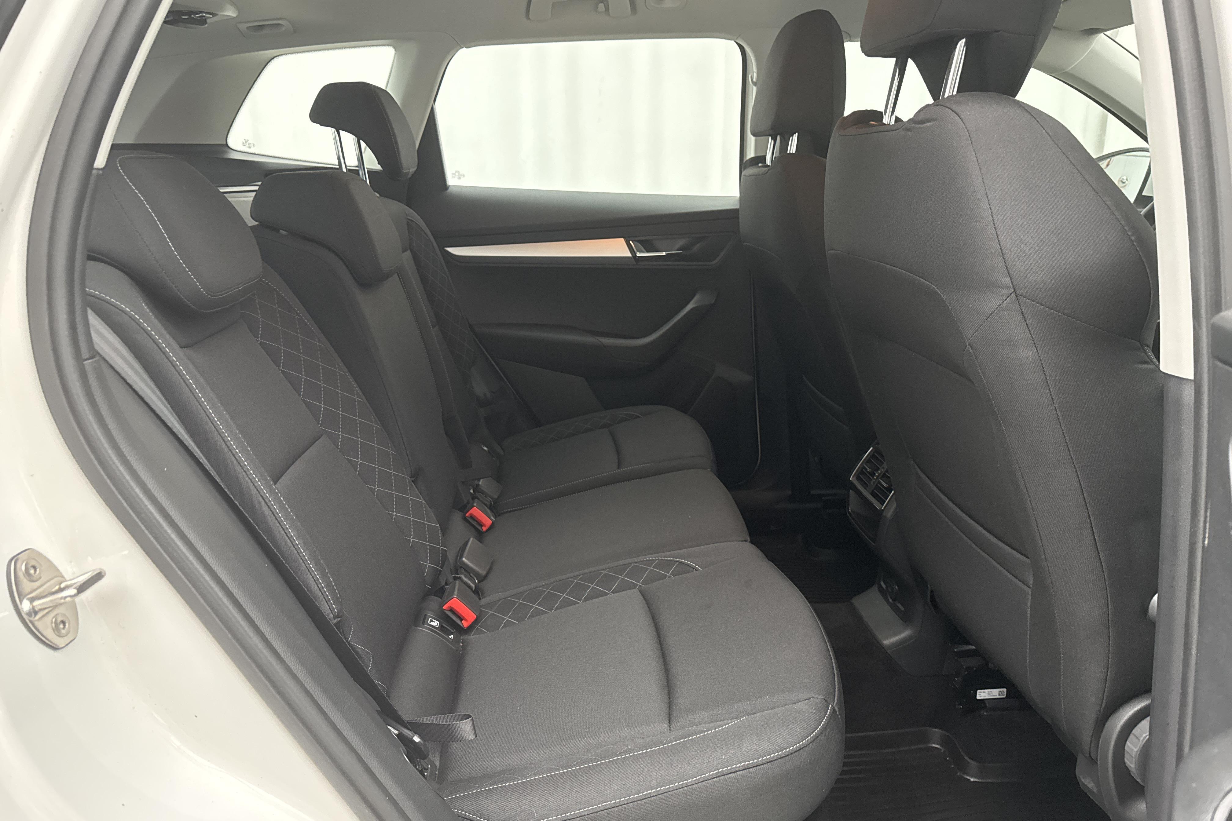 Skoda Karoq 2.0 TDI 4X4 (150hk) - 60 860 km - Manuaalinen - valkoinen - 2019