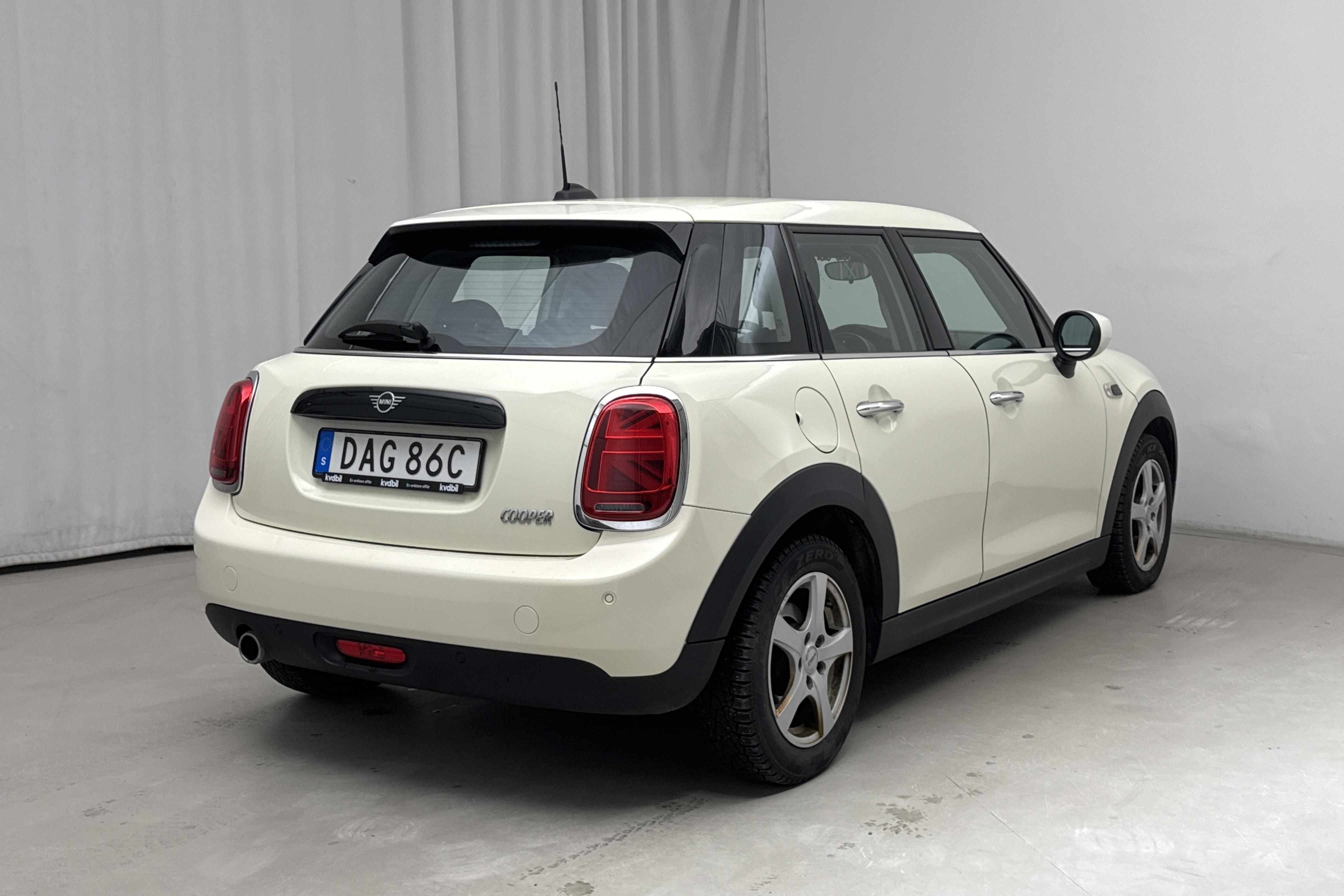 MINI Cooper Hatch 5dr, F55 (136hk) - 145 600 km - Käsitsi - valge - 2020