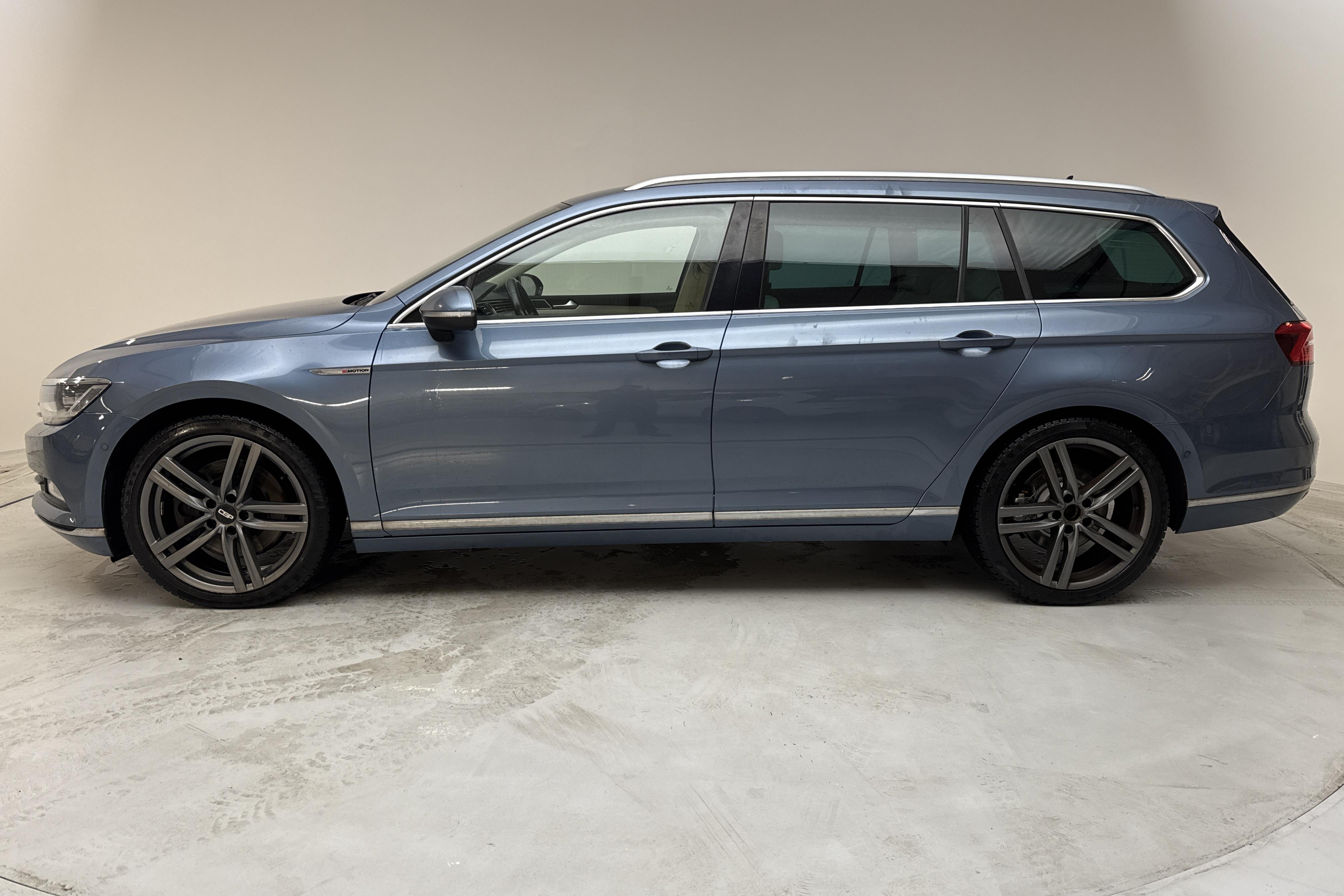 VW Passat 2.0 TDI BiTurbo Sportscombi 4MOTION (240hk) - 15 628 mil - Automat - blå - 2015