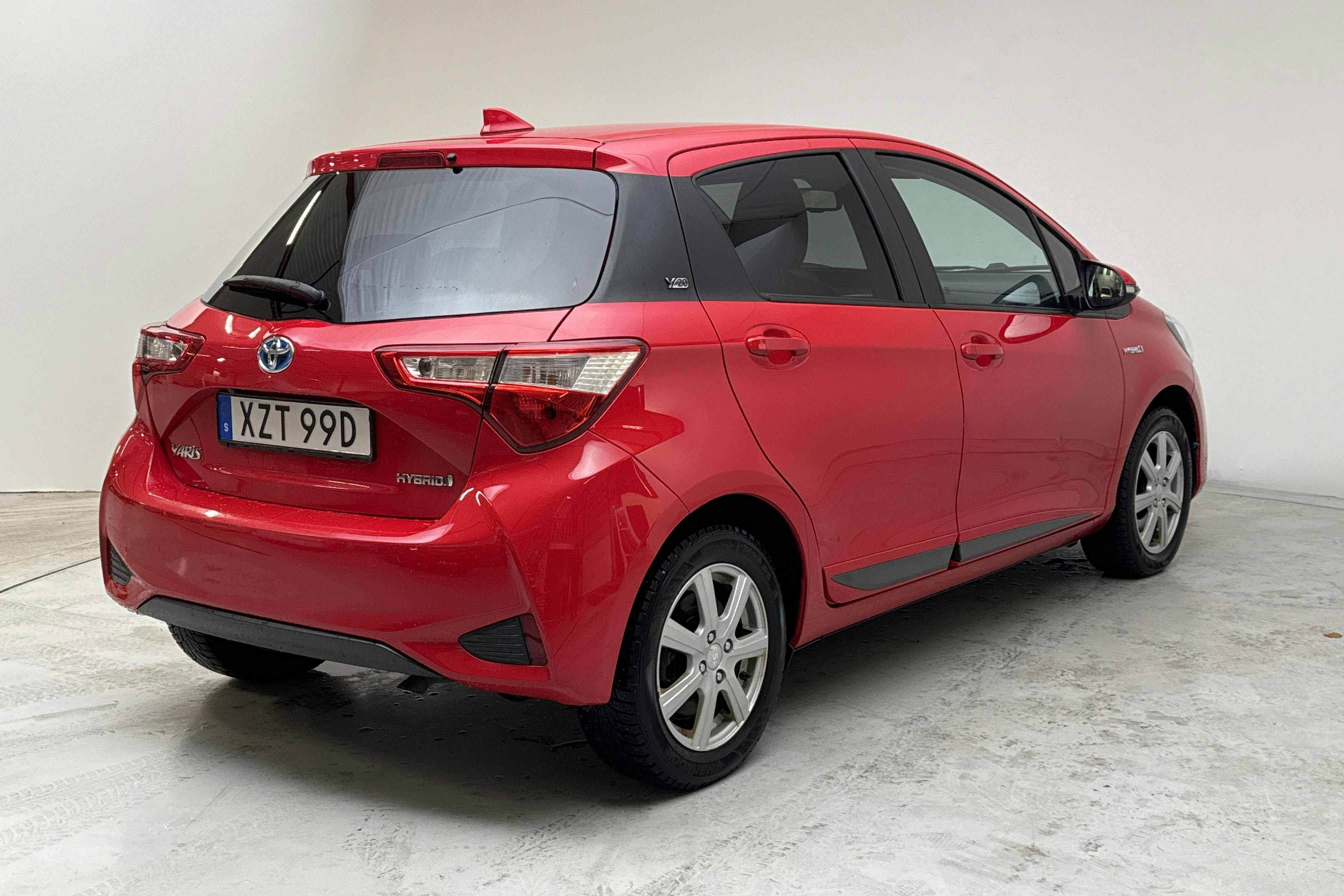 Toyota Yaris 1.5 Hybrid 5dr (101hk) - 98 000 km - Automatyczna - czerwony - 2019