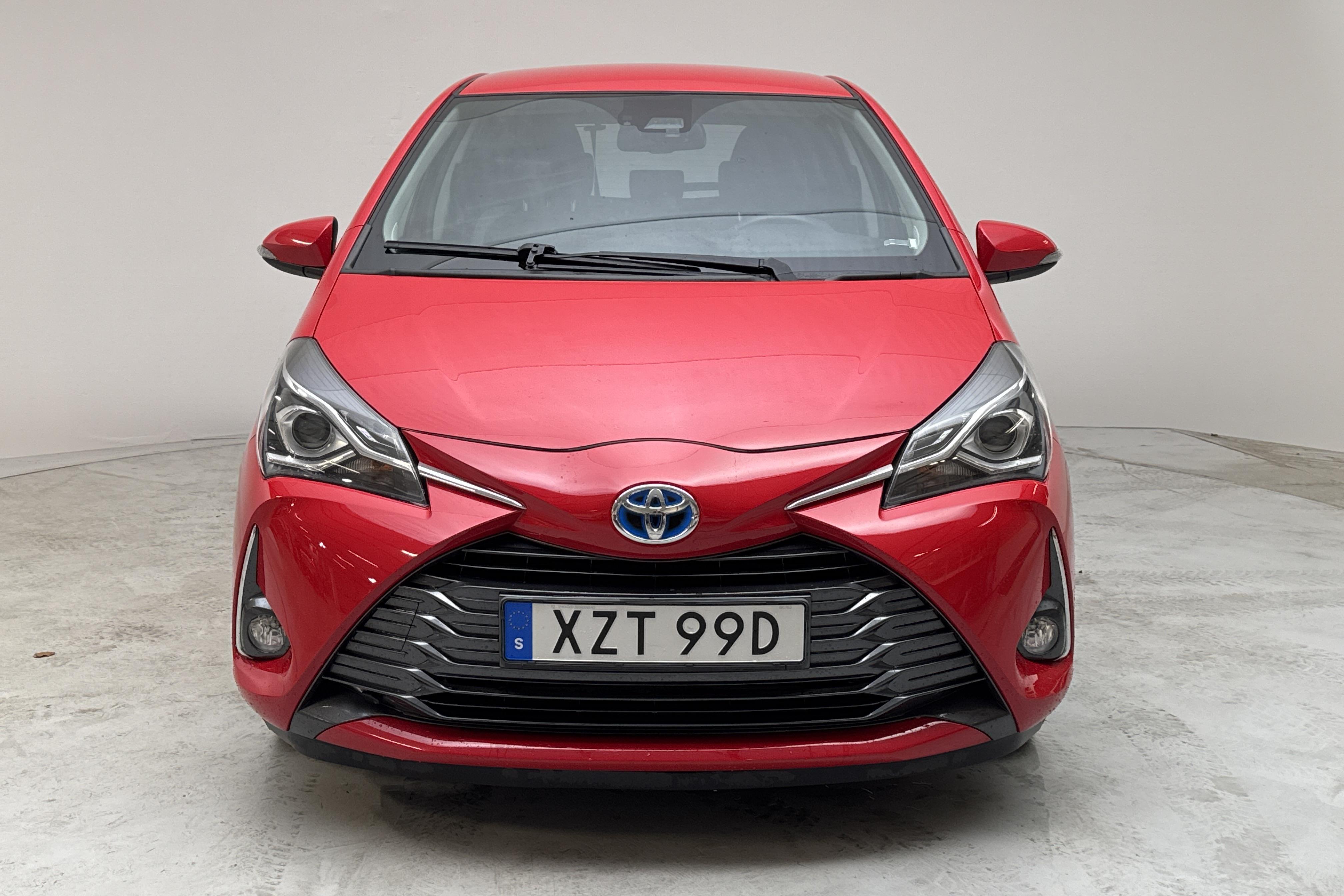 Toyota Yaris 1.5 Hybrid 5dr (101hk) - 98 000 km - Automatyczna - czerwony - 2019