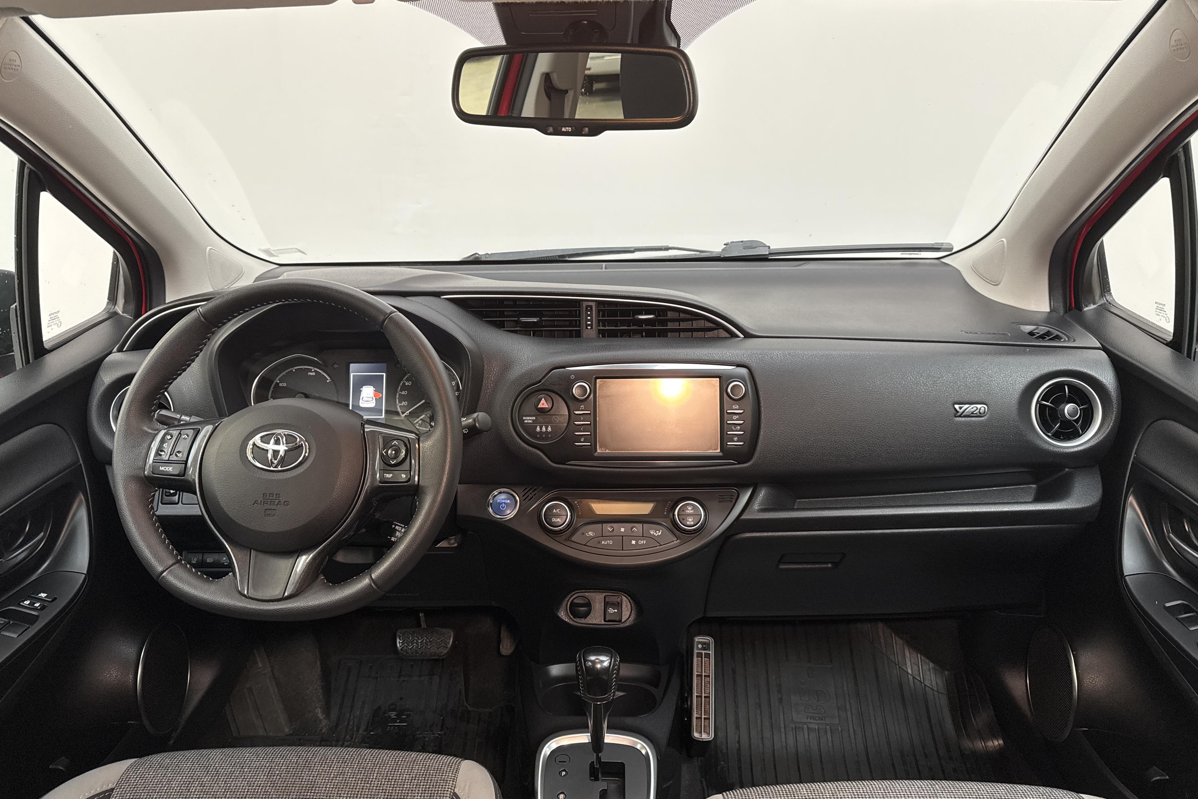 Toyota Yaris 1.5 Hybrid 5dr (101hk) - 98 000 km - Automatyczna - czerwony - 2019