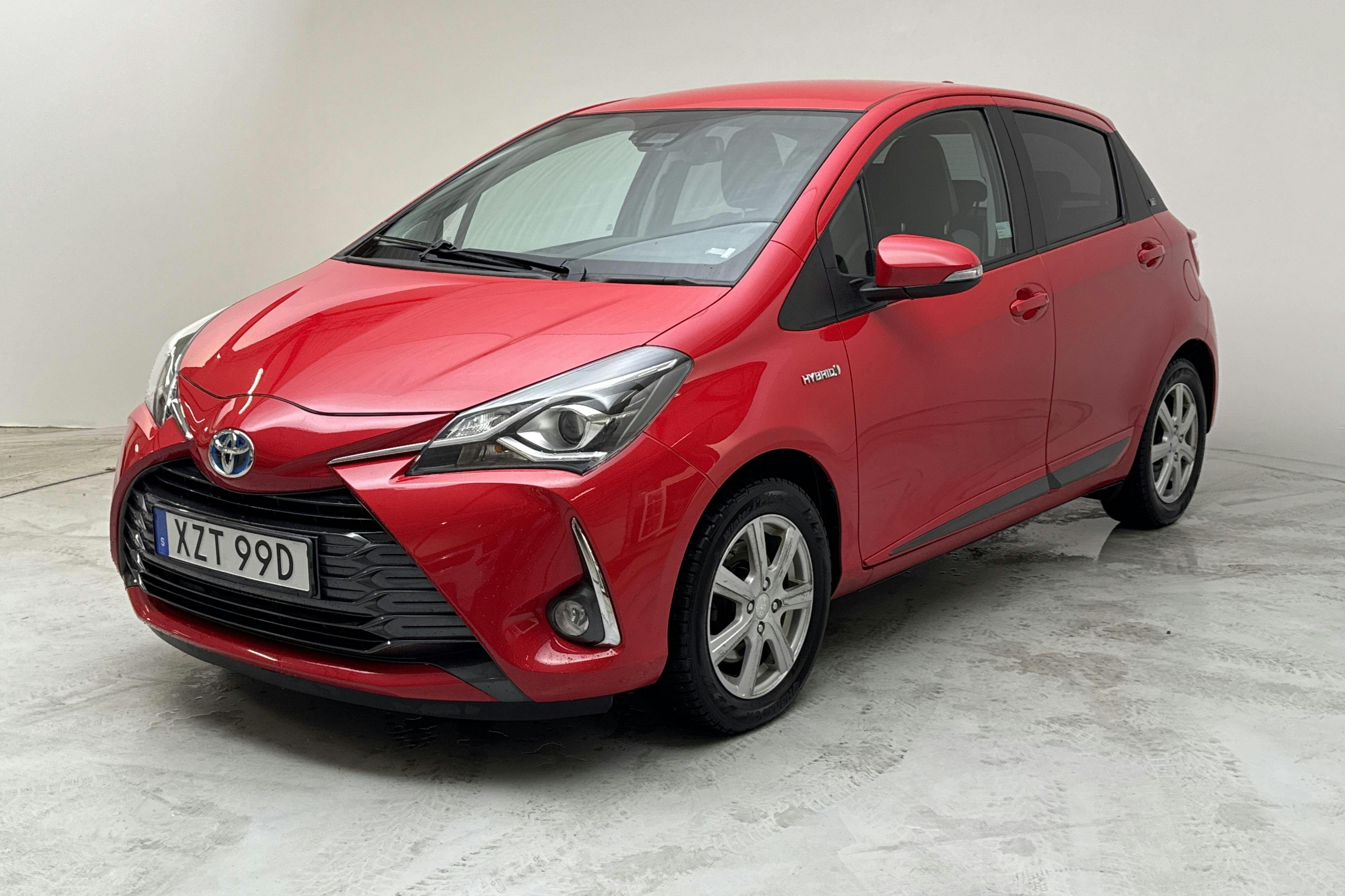 Toyota Yaris 1.5 Hybrid 5dr (101hk) - 98 000 km - Automatyczna - czerwony - 2019