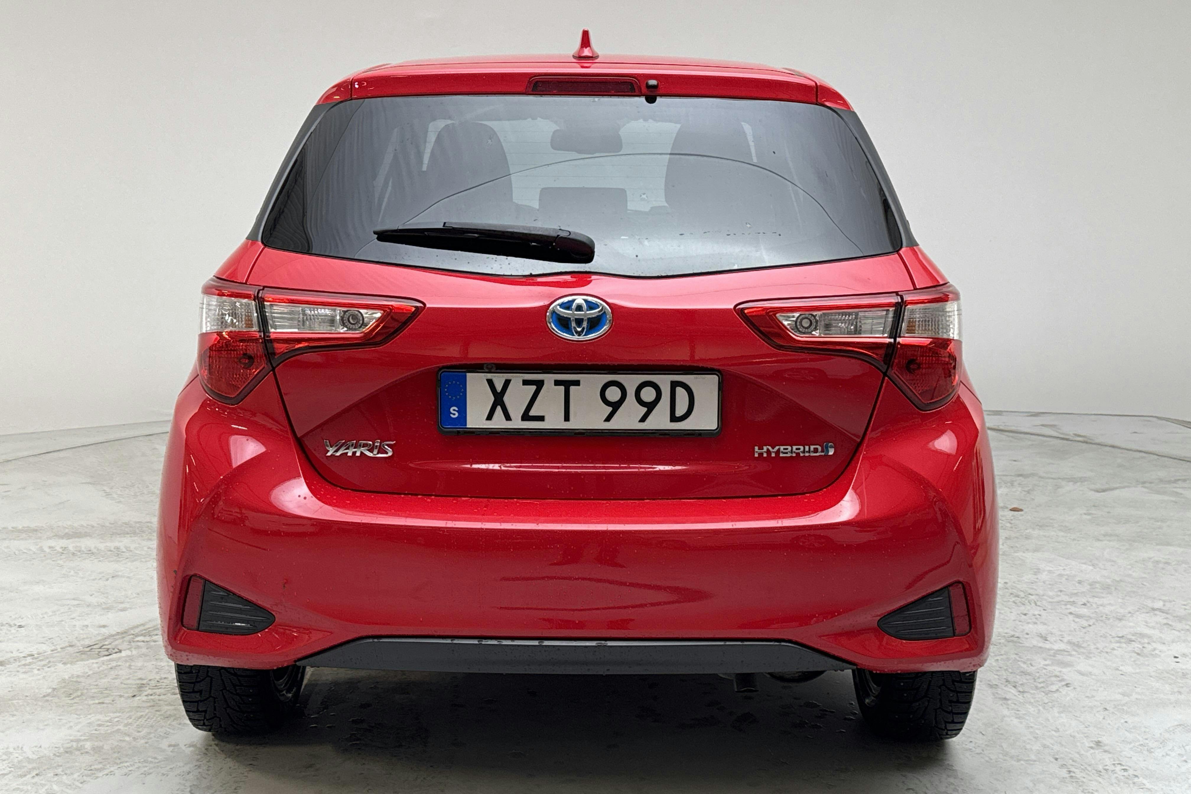 Toyota Yaris 1.5 Hybrid 5dr (101hk) - 98 000 km - Automatyczna - czerwony - 2019