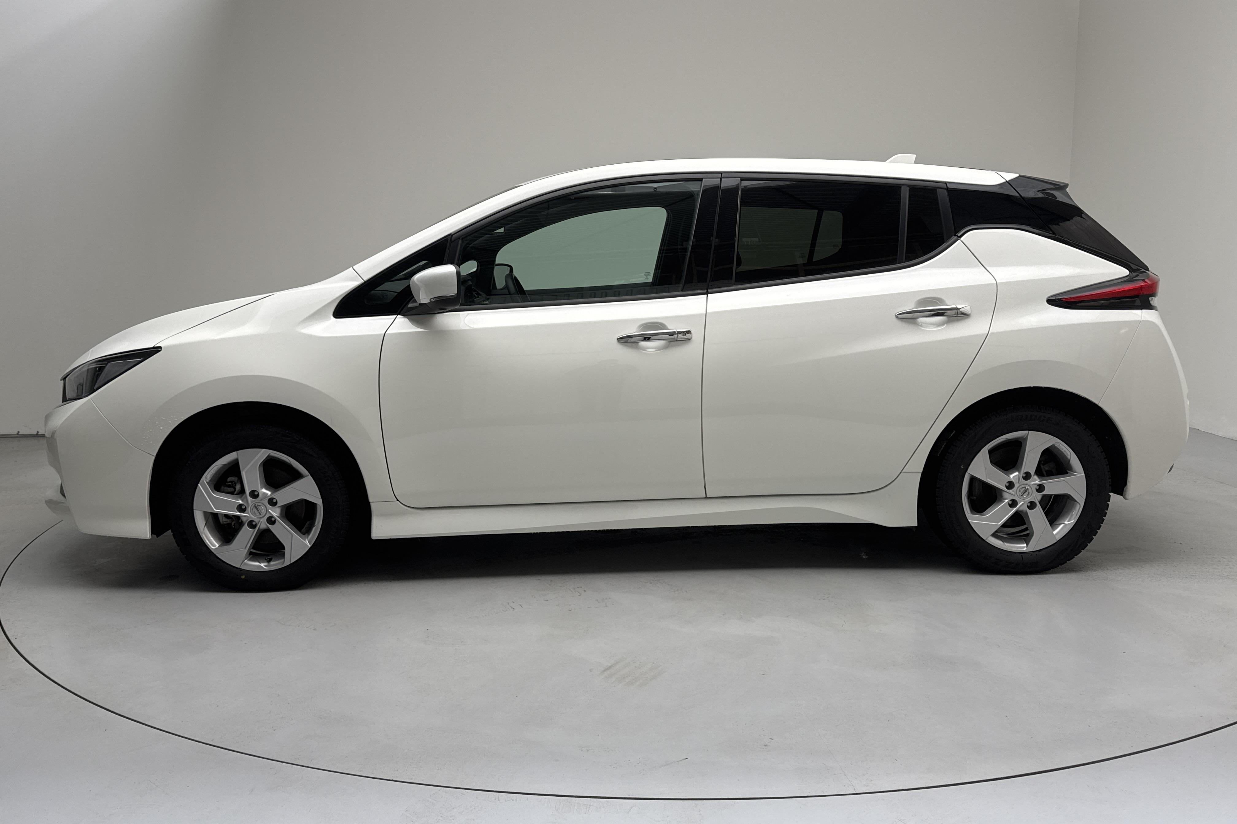 Nissan LEAF 5dr 39 kWh (150hk) - 18 430 km - Automatic - white - 2022