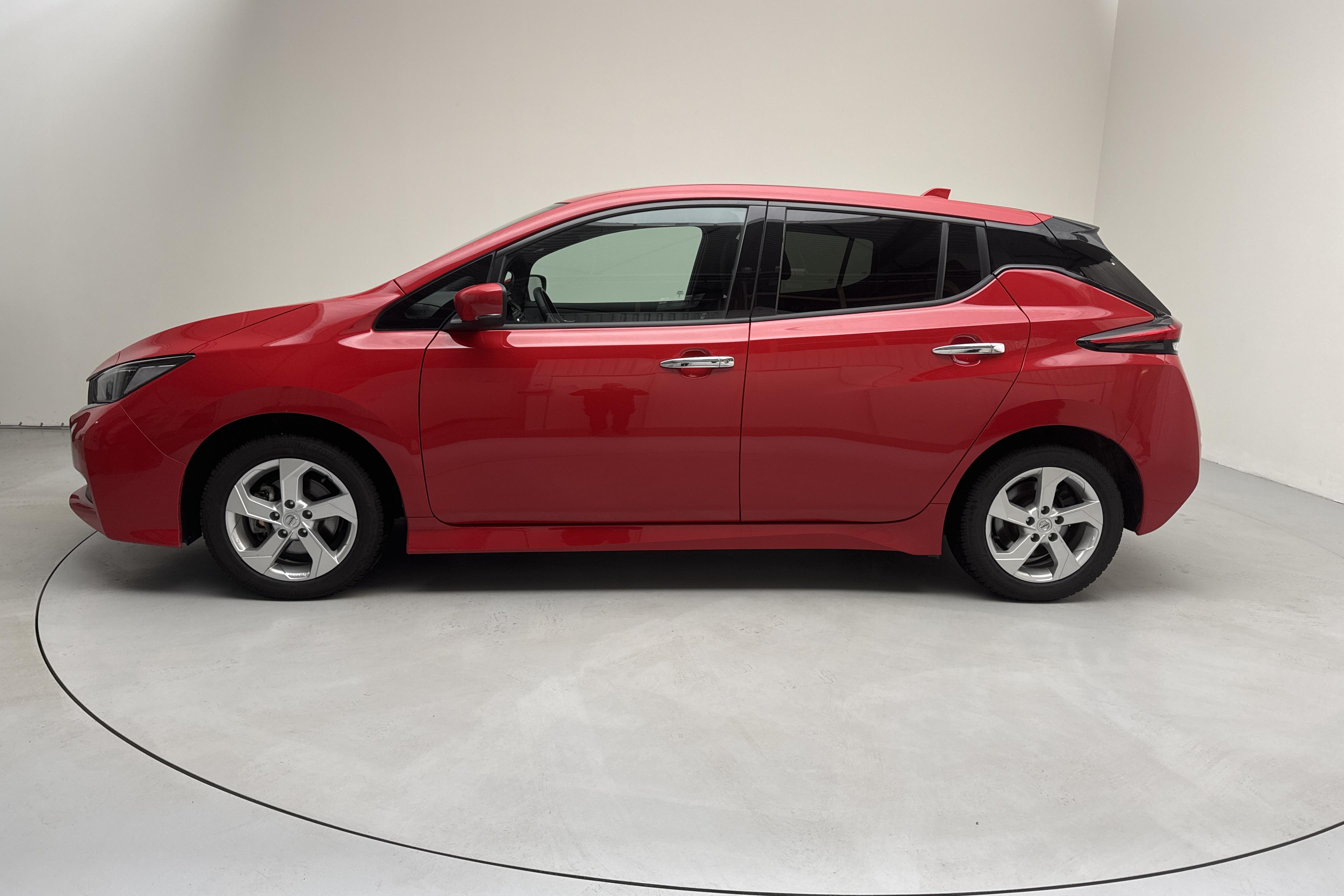 Nissan LEAF 5dr 39 kWh (150hk) - 27 720 km - Automatic - red - 2022