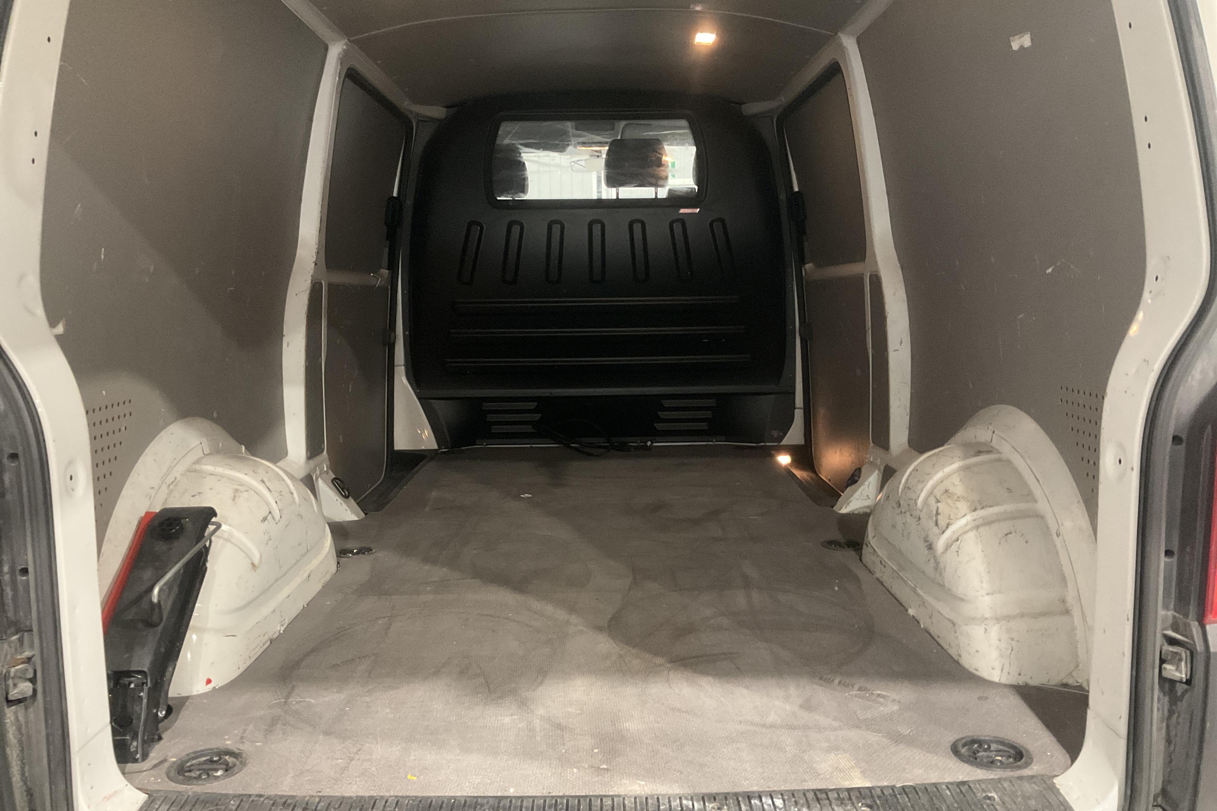 VW Transporter T6 2.0 TDI BMT Skåp 4MOTION (150hk) - 16 529 mil - Manuell - vit - 2019